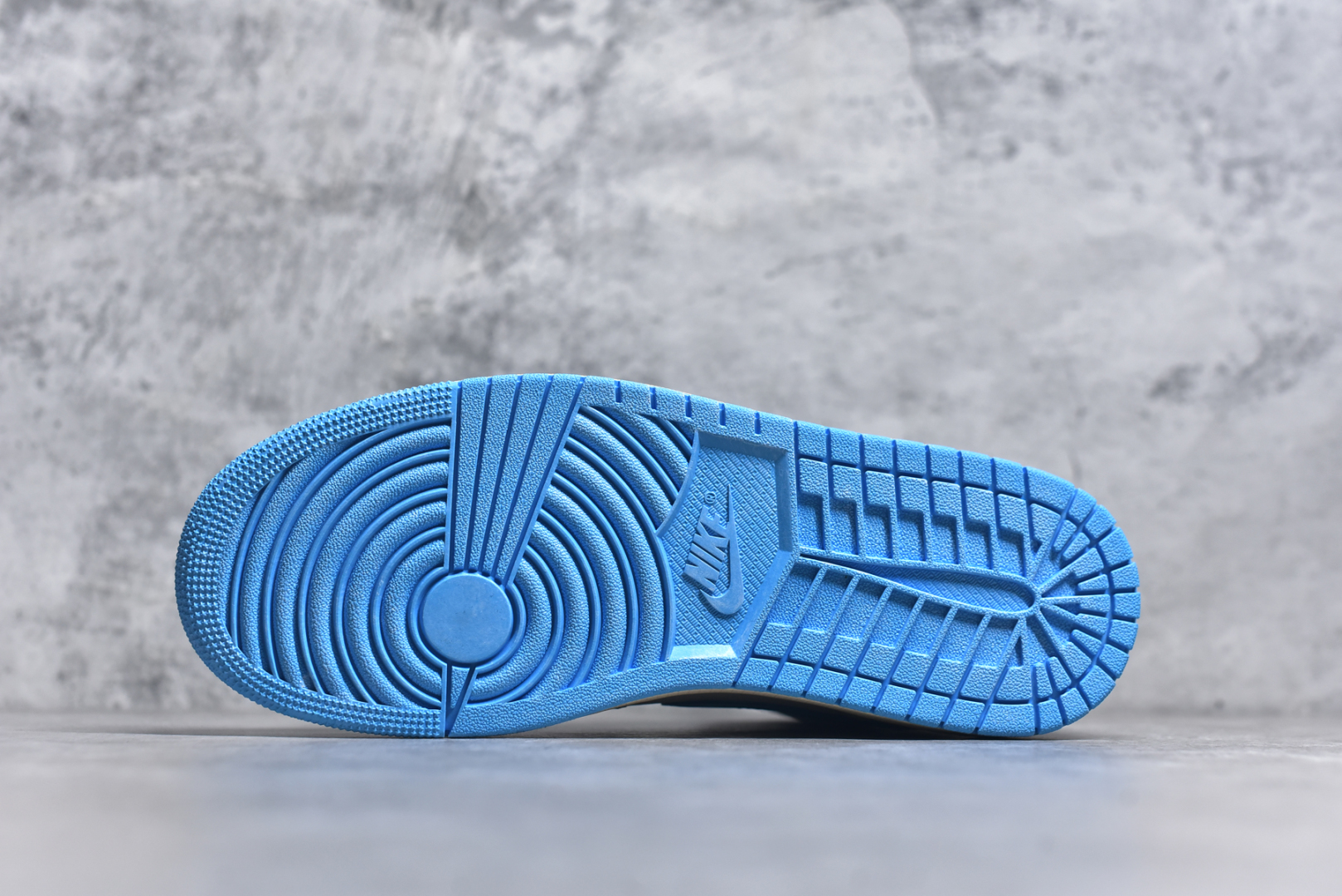 图片[6]-#Air Jordan 1 High OG \”UNC Reimagined\” AJ1 乔1做旧北卡蓝复刻 爆裂纹高帮篮球鞋 DZ5485-402 全新批次 原厂皮料 正确爆裂纹 清洁度超高，所有细节经得起推敲，外贸零售首选版本 高价零售推荐版本💪🏻 原楦原纸板开发 极致一眼正品既视感 原厂皮料 原厂拉帮工艺 全部采用原厂电脑车 针距 边距完全同步原鞋 原厂特供皮料承诺百分百一致原鞋 鞋面清洁度最高QC检验标准 控制溢胶 飞翼3D高频深度立体 全市场仅此一家 鞋盒、防尘纸 均采购来自原厂 尺码：36 36.5 37.5 38 38.5 39 40 40.5 41 42 42.5 43 44 44.5 45 46 47.5-选品中心