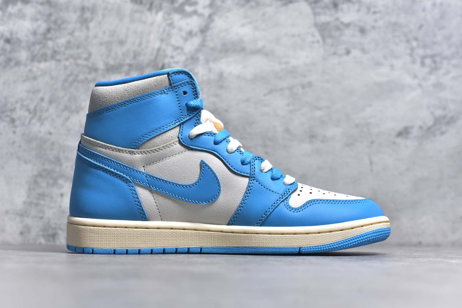 图片[3]-#Air Jordan 1 High OG \”UNC Reimagined\” AJ1 乔1做旧北卡蓝复刻 爆裂纹高帮篮球鞋 DZ5485-402 全新批次 原厂皮料 正确爆裂纹 清洁度超高，所有细节经得起推敲，外贸零售首选版本 高价零售推荐版本💪🏻 原楦原纸板开发 极致一眼正品既视感 原厂皮料 原厂拉帮工艺 全部采用原厂电脑车 针距 边距完全同步原鞋 原厂特供皮料承诺百分百一致原鞋 鞋面清洁度最高QC检验标准 控制溢胶 飞翼3D高频深度立体 全市场仅此一家 鞋盒、防尘纸 均采购来自原厂 尺码：36 36.5 37.5 38 38.5 39 40 40.5 41 42 42.5 43 44 44.5 45 46 47.5-选品中心