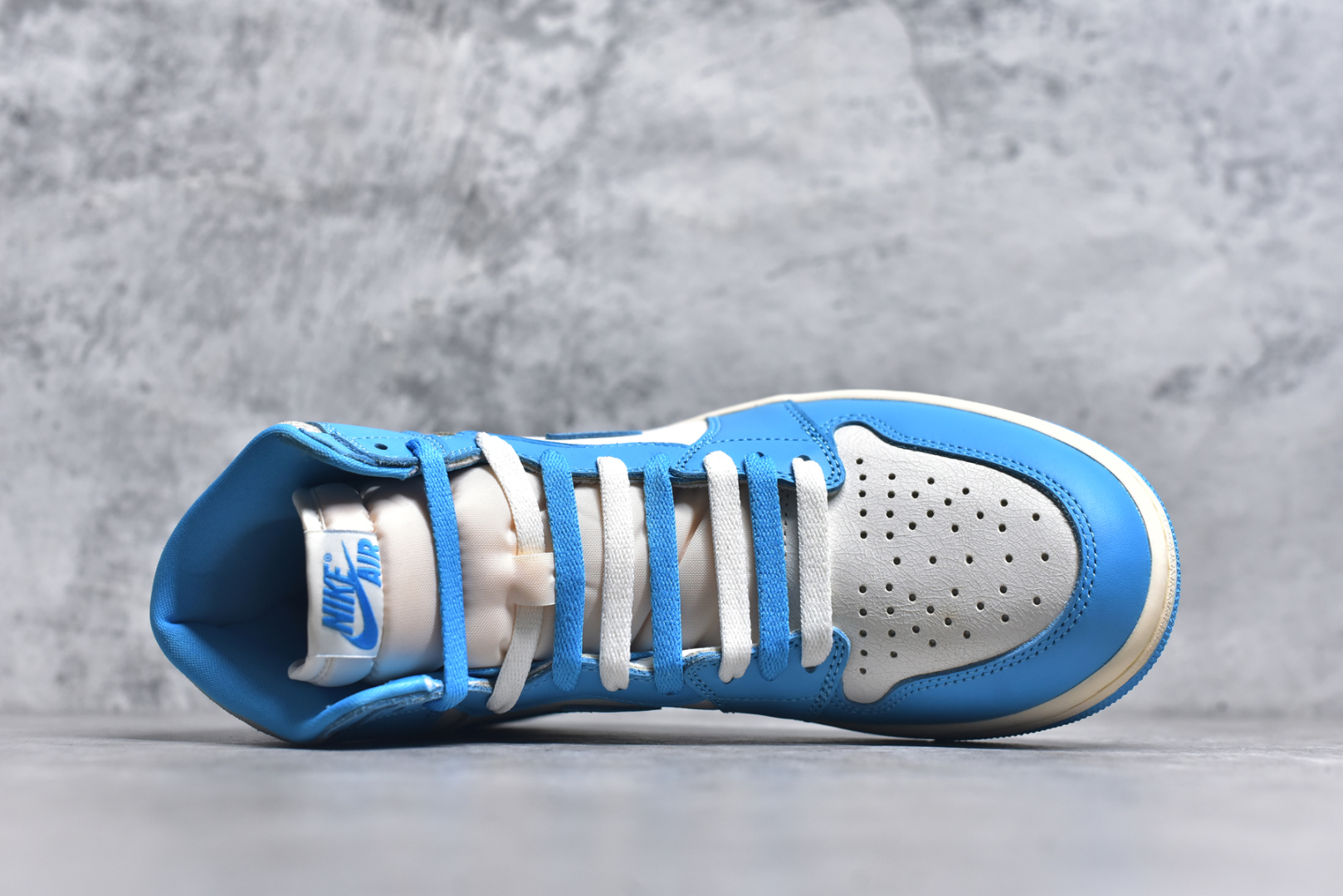 图片[4]-#Air Jordan 1 High OG \”UNC Reimagined\” AJ1 乔1做旧北卡蓝复刻 爆裂纹高帮篮球鞋 DZ5485-402 全新批次 原厂皮料 正确爆裂纹 清洁度超高，所有细节经得起推敲，外贸零售首选版本 高价零售推荐版本💪🏻 原楦原纸板开发 极致一眼正品既视感 原厂皮料 原厂拉帮工艺 全部采用原厂电脑车 针距 边距完全同步原鞋 原厂特供皮料承诺百分百一致原鞋 鞋面清洁度最高QC检验标准 控制溢胶 飞翼3D高频深度立体 全市场仅此一家 鞋盒、防尘纸 均采购来自原厂 尺码：36 36.5 37.5 38 38.5 39 40 40.5 41 42 42.5 43 44 44.5 45 46 47.5-选品中心