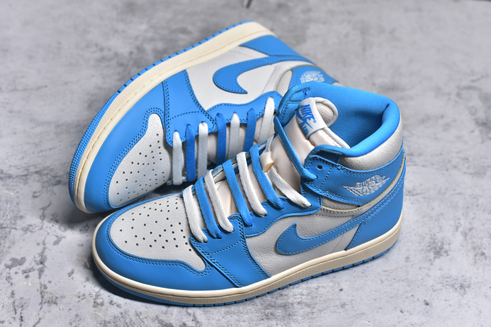 图片[7]-#Air Jordan 1 High OG \”UNC Reimagined\” AJ1 乔1做旧北卡蓝复刻 爆裂纹高帮篮球鞋 DZ5485-402 全新批次 原厂皮料 正确爆裂纹 清洁度超高，所有细节经得起推敲，外贸零售首选版本 高价零售推荐版本💪🏻 原楦原纸板开发 极致一眼正品既视感 原厂皮料 原厂拉帮工艺 全部采用原厂电脑车 针距 边距完全同步原鞋 原厂特供皮料承诺百分百一致原鞋 鞋面清洁度最高QC检验标准 控制溢胶 飞翼3D高频深度立体 全市场仅此一家 鞋盒、防尘纸 均采购来自原厂 尺码：36 36.5 37.5 38 38.5 39 40 40.5 41 42 42.5 43 44 44.5 45 46 47.5-选品中心