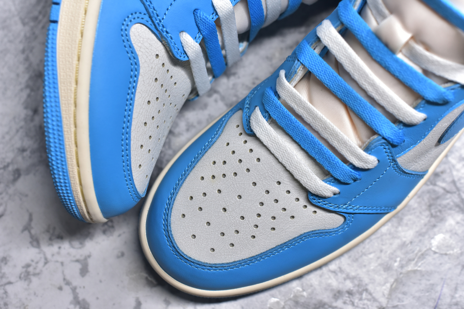 图片[8]-#Air Jordan 1 High OG \”UNC Reimagined\” AJ1 乔1做旧北卡蓝复刻 爆裂纹高帮篮球鞋 DZ5485-402 全新批次 原厂皮料 正确爆裂纹 清洁度超高，所有细节经得起推敲，外贸零售首选版本 高价零售推荐版本💪🏻 原楦原纸板开发 极致一眼正品既视感 原厂皮料 原厂拉帮工艺 全部采用原厂电脑车 针距 边距完全同步原鞋 原厂特供皮料承诺百分百一致原鞋 鞋面清洁度最高QC检验标准 控制溢胶 飞翼3D高频深度立体 全市场仅此一家 鞋盒、防尘纸 均采购来自原厂 尺码：36 36.5 37.5 38 38.5 39 40 40.5 41 42 42.5 43 44 44.5 45 46 47.5-选品中心