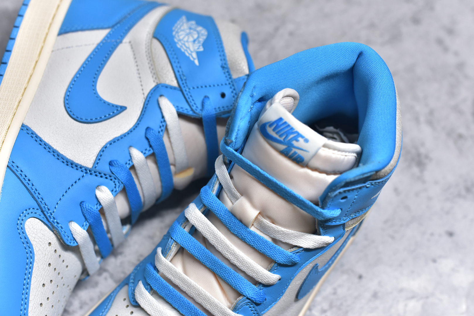 图片[9]-#Air Jordan 1 High OG \”UNC Reimagined\” AJ1 乔1做旧北卡蓝复刻 爆裂纹高帮篮球鞋 DZ5485-402 全新批次 原厂皮料 正确爆裂纹 清洁度超高，所有细节经得起推敲，外贸零售首选版本 高价零售推荐版本💪🏻 原楦原纸板开发 极致一眼正品既视感 原厂皮料 原厂拉帮工艺 全部采用原厂电脑车 针距 边距完全同步原鞋 原厂特供皮料承诺百分百一致原鞋 鞋面清洁度最高QC检验标准 控制溢胶 飞翼3D高频深度立体 全市场仅此一家 鞋盒、防尘纸 均采购来自原厂 尺码：36 36.5 37.5 38 38.5 39 40 40.5 41 42 42.5 43 44 44.5 45 46 47.5-选品中心