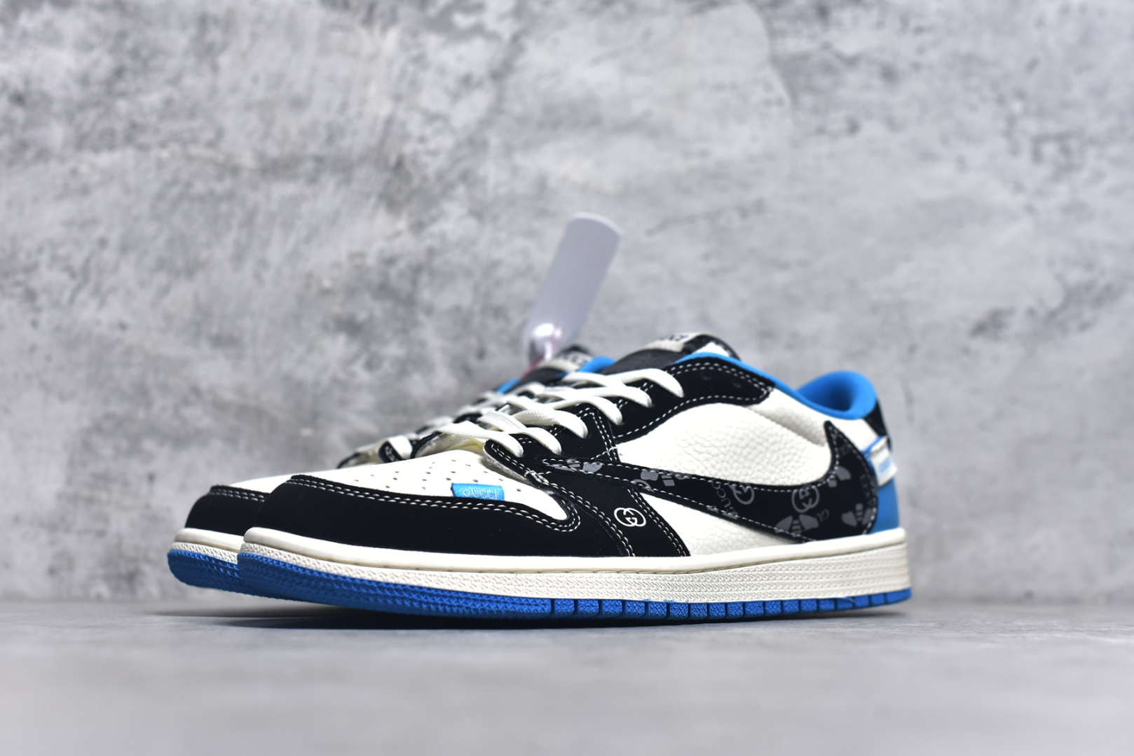 图片[2]-#Travis Scott x Fragment Design x Air Jordan 1 Low OG SP AJ1 古驰联名 蓝黑花勾 低帮文化休闲板鞋 XS2024-037 #多方联名合作融合了Travis Scott 独特的音乐风格，藤原浩个性的设计风格以及Jordan品牌的经典元素 使其成为一双具有独特身份和价值的鞋子 清新而立体的外观加上联名标识更突出了其独特身份 这种配色方案显示出活力和时尚感 在视觉上引人注目 鞋身的质感和细腻的细节处理使其显得高端而格调十足 这款“倒钩”联名是设计与创意完美结合 融合多方的个性风格是一款备受瞩目的潮流鞋款 尺码：36 36.5 37.5 38 38.5 39 40 40.5 41 42 42.5 43 44 44.5 45 9.E5-选品中心