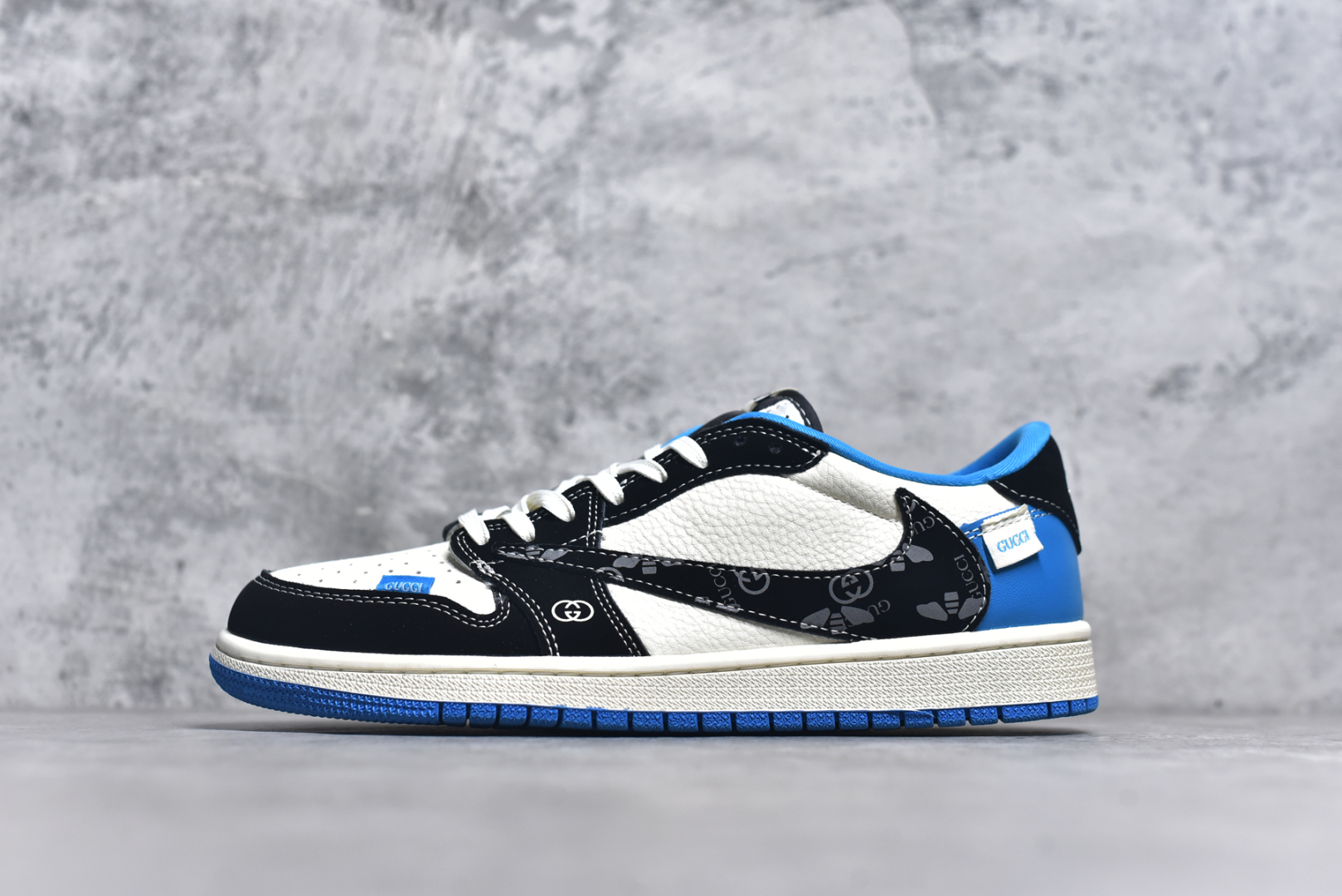 #Travis Scott x Fragment Design x Air Jordan 1 Low OG SP AJ1 古驰联名 蓝黑花勾 低帮文化休闲板鞋 XS2024-037 #多方联名合作融合了Travis Scott 独特的音乐风格，藤原浩个性的设计风格以及Jordan品牌的经典元素 使其成为一双具有独特身份和价值的鞋子 清新而立体的外观加上联名标识更突出了其独特身份 这种配色方案显示出活力和时尚感 在视觉上引人注目 鞋身的质感和细腻的细节处理使其显得高端而格调十足 这款“倒钩”联名是设计与创意完美结合 融合多方的个性风格是一款备受瞩目的潮流鞋款 尺码：36 36.5 37.5 38 38.5 39 40 40.5 41 42 42.5 43 44 44.5 45 9.E5-选品中心