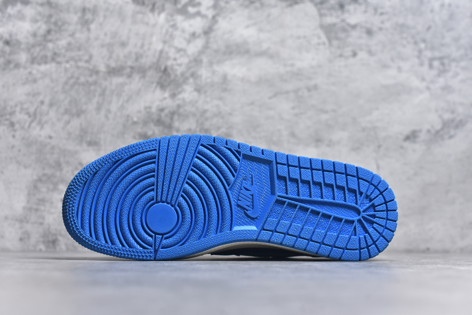图片[6]-#Travis Scott x Fragment Design x Air Jordan 1 Low OG SP AJ1 古驰联名 蓝黑花勾 低帮文化休闲板鞋 XS2024-037 #多方联名合作融合了Travis Scott 独特的音乐风格，藤原浩个性的设计风格以及Jordan品牌的经典元素 使其成为一双具有独特身份和价值的鞋子 清新而立体的外观加上联名标识更突出了其独特身份 这种配色方案显示出活力和时尚感 在视觉上引人注目 鞋身的质感和细腻的细节处理使其显得高端而格调十足 这款“倒钩”联名是设计与创意完美结合 融合多方的个性风格是一款备受瞩目的潮流鞋款 尺码：36 36.5 37.5 38 38.5 39 40 40.5 41 42 42.5 43 44 44.5 45 9.E5-选品中心
