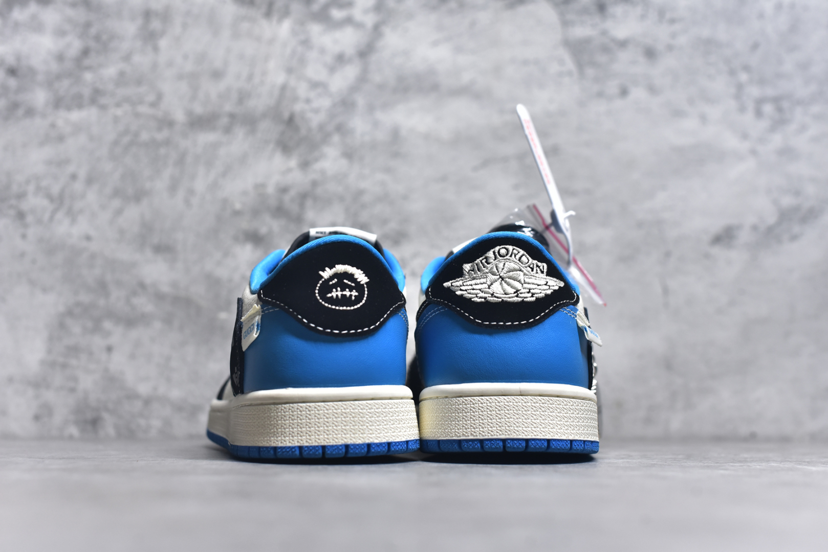 图片[5]-#Travis Scott x Fragment Design x Air Jordan 1 Low OG SP AJ1 古驰联名 蓝黑花勾 低帮文化休闲板鞋 XS2024-037 #多方联名合作融合了Travis Scott 独特的音乐风格，藤原浩个性的设计风格以及Jordan品牌的经典元素 使其成为一双具有独特身份和价值的鞋子 清新而立体的外观加上联名标识更突出了其独特身份 这种配色方案显示出活力和时尚感 在视觉上引人注目 鞋身的质感和细腻的细节处理使其显得高端而格调十足 这款“倒钩”联名是设计与创意完美结合 融合多方的个性风格是一款备受瞩目的潮流鞋款 尺码：36 36.5 37.5 38 38.5 39 40 40.5 41 42 42.5 43 44 44.5 45 9.E5-选品中心