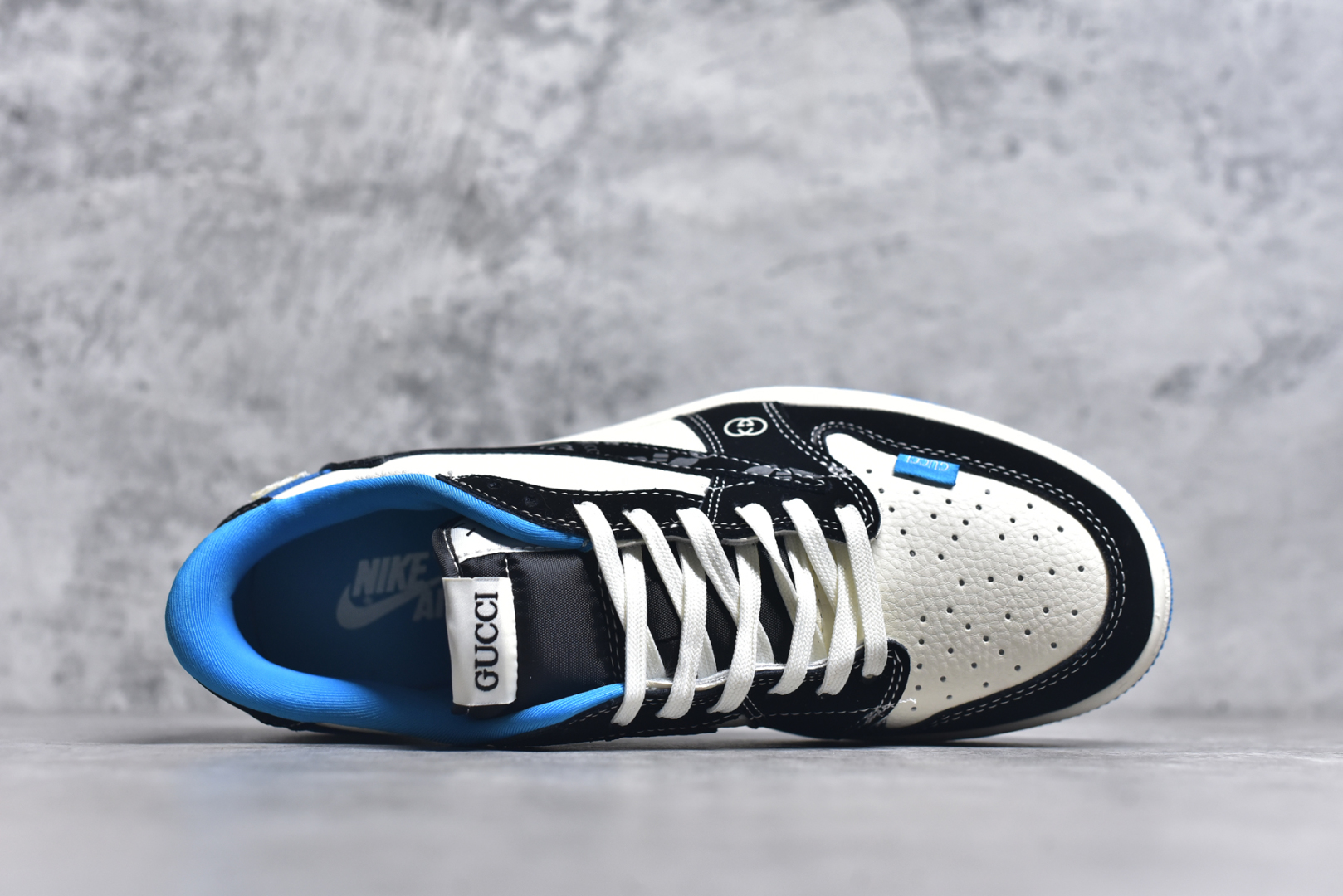 图片[4]-#Travis Scott x Fragment Design x Air Jordan 1 Low OG SP AJ1 古驰联名 蓝黑花勾 低帮文化休闲板鞋 XS2024-037 #多方联名合作融合了Travis Scott 独特的音乐风格，藤原浩个性的设计风格以及Jordan品牌的经典元素 使其成为一双具有独特身份和价值的鞋子 清新而立体的外观加上联名标识更突出了其独特身份 这种配色方案显示出活力和时尚感 在视觉上引人注目 鞋身的质感和细腻的细节处理使其显得高端而格调十足 这款“倒钩”联名是设计与创意完美结合 融合多方的个性风格是一款备受瞩目的潮流鞋款 尺码：36 36.5 37.5 38 38.5 39 40 40.5 41 42 42.5 43 44 44.5 45 9.E5-选品中心