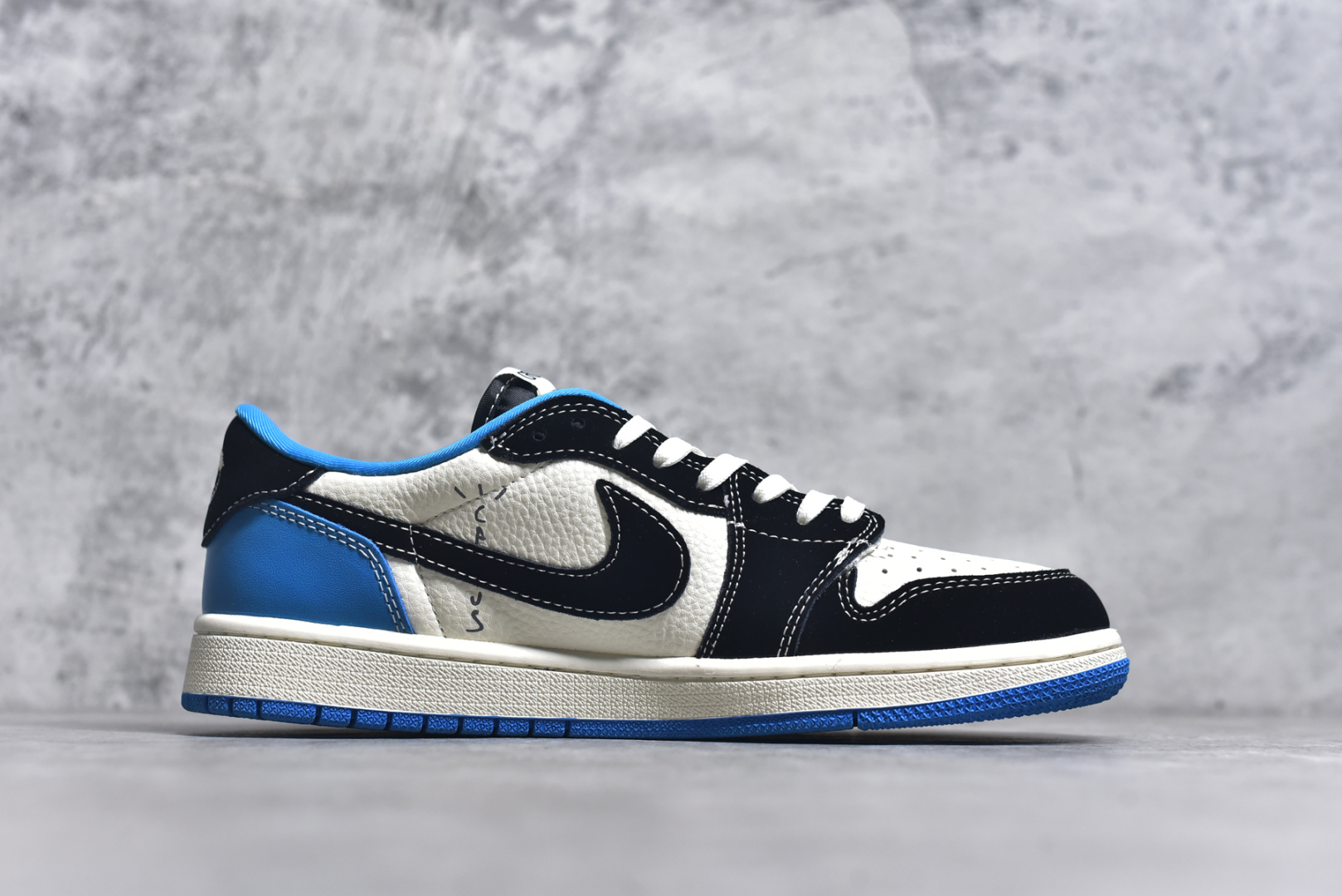 图片[3]-#Travis Scott x Fragment Design x Air Jordan 1 Low OG SP AJ1 古驰联名 蓝黑花勾 低帮文化休闲板鞋 XS2024-037 #多方联名合作融合了Travis Scott 独特的音乐风格，藤原浩个性的设计风格以及Jordan品牌的经典元素 使其成为一双具有独特身份和价值的鞋子 清新而立体的外观加上联名标识更突出了其独特身份 这种配色方案显示出活力和时尚感 在视觉上引人注目 鞋身的质感和细腻的细节处理使其显得高端而格调十足 这款“倒钩”联名是设计与创意完美结合 融合多方的个性风格是一款备受瞩目的潮流鞋款 尺码：36 36.5 37.5 38 38.5 39 40 40.5 41 42 42.5 43 44 44.5 45 9.E5-选品中心