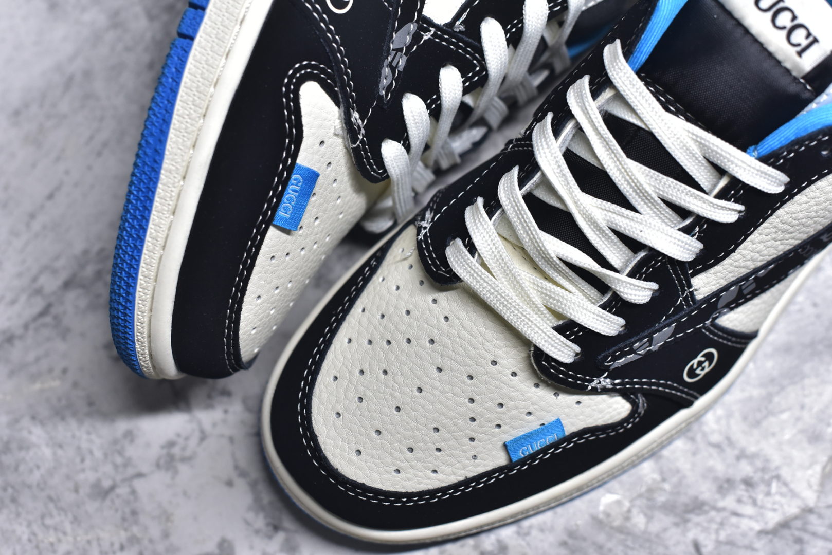图片[8]-#Travis Scott x Fragment Design x Air Jordan 1 Low OG SP AJ1 古驰联名 蓝黑花勾 低帮文化休闲板鞋 XS2024-037 #多方联名合作融合了Travis Scott 独特的音乐风格，藤原浩个性的设计风格以及Jordan品牌的经典元素 使其成为一双具有独特身份和价值的鞋子 清新而立体的外观加上联名标识更突出了其独特身份 这种配色方案显示出活力和时尚感 在视觉上引人注目 鞋身的质感和细腻的细节处理使其显得高端而格调十足 这款“倒钩”联名是设计与创意完美结合 融合多方的个性风格是一款备受瞩目的潮流鞋款 尺码：36 36.5 37.5 38 38.5 39 40 40.5 41 42 42.5 43 44 44.5 45 9.E5-选品中心