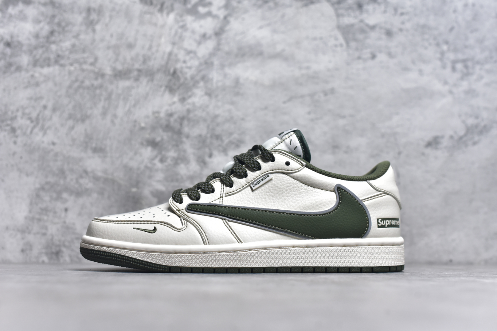 #Travis Scott x Fragment Design x Air Jordan 1 Low OG SP AJ1 联名款 低帮文化休闲板鞋 DH0223-333 #多方联名合作融合了Travis Scott 独特的音乐风格，藤原浩个性的设计风格以及Jordan品牌的经典元素 使其成为一双具有独特身份和价值的鞋子 清新而立体的外观加上联名标识更突出了其独特身份 这种配色方案显示出活力和时尚感 在视觉上引人注目 鞋身的质感和细腻的细节处理使其显得高端而格调十足 这款“倒钩”联名是设计与创意完美结合 融合多方的个性风格是一款备受瞩目的潮流鞋款 尺码：36 36.5 37.5 38 38.5 39 40 40.5 41 42 42.5 43 44 44.5 45 9.E5-选品中心