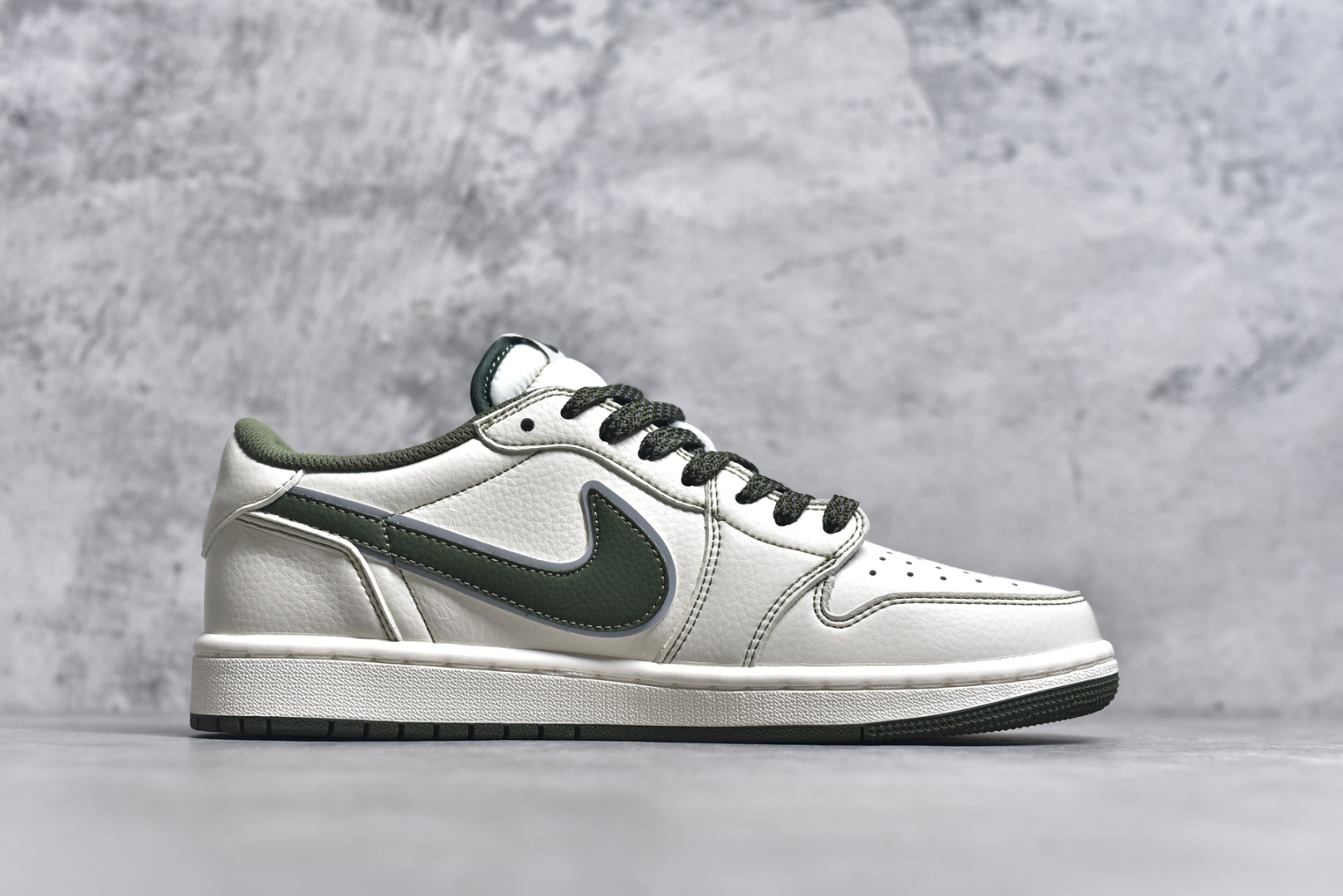图片[3]-#Travis Scott x Fragment Design x Air Jordan 1 Low OG SP AJ1 联名款 低帮文化休闲板鞋 DH0223-333 #多方联名合作融合了Travis Scott 独特的音乐风格，藤原浩个性的设计风格以及Jordan品牌的经典元素 使其成为一双具有独特身份和价值的鞋子 清新而立体的外观加上联名标识更突出了其独特身份 这种配色方案显示出活力和时尚感 在视觉上引人注目 鞋身的质感和细腻的细节处理使其显得高端而格调十足 这款“倒钩”联名是设计与创意完美结合 融合多方的个性风格是一款备受瞩目的潮流鞋款 尺码：36 36.5 37.5 38 38.5 39 40 40.5 41 42 42.5 43 44 44.5 45 9.E5-选品中心