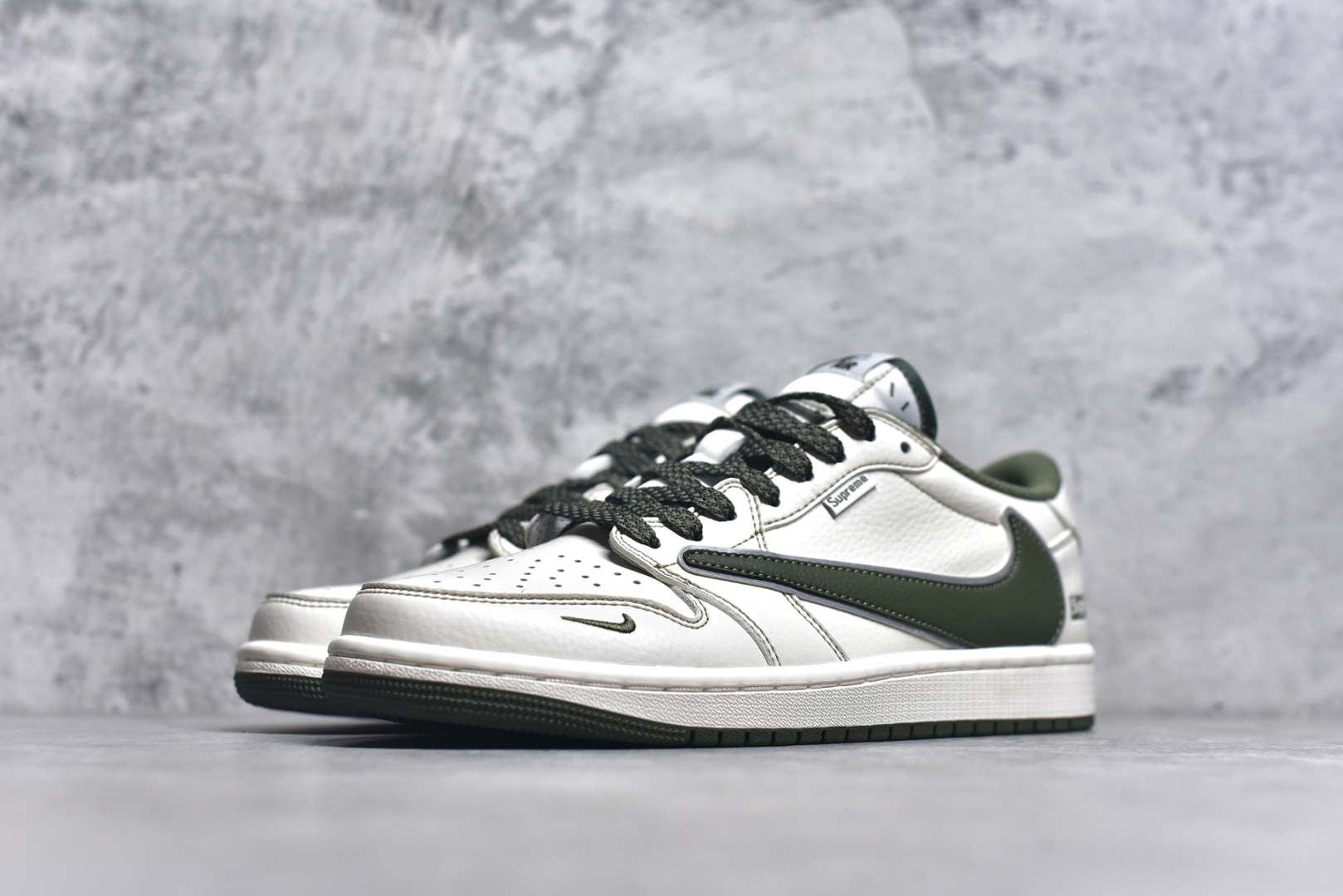 图片[2]-#Travis Scott x Fragment Design x Air Jordan 1 Low OG SP AJ1 联名款 低帮文化休闲板鞋 DH0223-333 #多方联名合作融合了Travis Scott 独特的音乐风格，藤原浩个性的设计风格以及Jordan品牌的经典元素 使其成为一双具有独特身份和价值的鞋子 清新而立体的外观加上联名标识更突出了其独特身份 这种配色方案显示出活力和时尚感 在视觉上引人注目 鞋身的质感和细腻的细节处理使其显得高端而格调十足 这款“倒钩”联名是设计与创意完美结合 融合多方的个性风格是一款备受瞩目的潮流鞋款 尺码：36 36.5 37.5 38 38.5 39 40 40.5 41 42 42.5 43 44 44.5 45 9.E5-选品中心