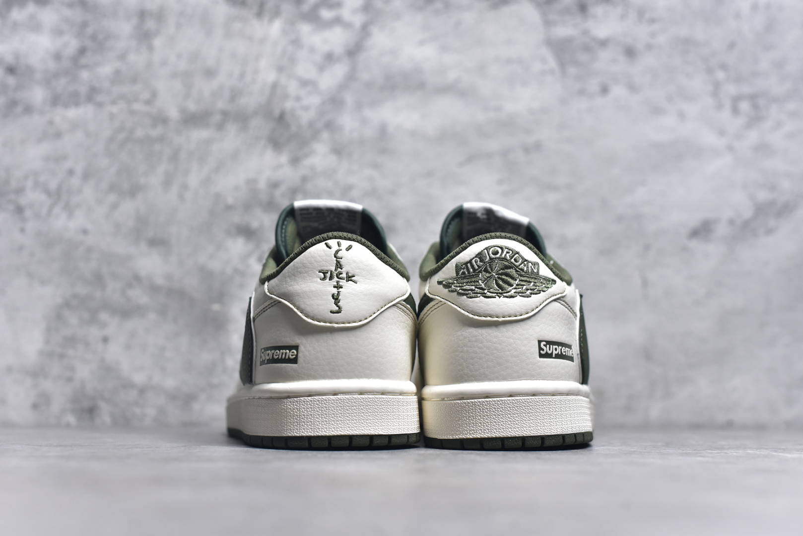 图片[5]-#Travis Scott x Fragment Design x Air Jordan 1 Low OG SP AJ1 联名款 低帮文化休闲板鞋 DH0223-333 #多方联名合作融合了Travis Scott 独特的音乐风格，藤原浩个性的设计风格以及Jordan品牌的经典元素 使其成为一双具有独特身份和价值的鞋子 清新而立体的外观加上联名标识更突出了其独特身份 这种配色方案显示出活力和时尚感 在视觉上引人注目 鞋身的质感和细腻的细节处理使其显得高端而格调十足 这款“倒钩”联名是设计与创意完美结合 融合多方的个性风格是一款备受瞩目的潮流鞋款 尺码：36 36.5 37.5 38 38.5 39 40 40.5 41 42 42.5 43 44 44.5 45 9.E5-选品中心