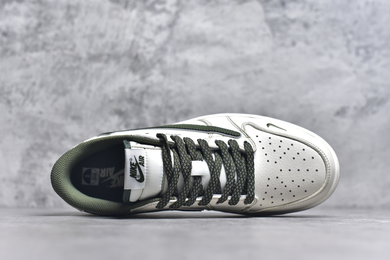 图片[4]-#Travis Scott x Fragment Design x Air Jordan 1 Low OG SP AJ1 联名款 低帮文化休闲板鞋 DH0223-333 #多方联名合作融合了Travis Scott 独特的音乐风格，藤原浩个性的设计风格以及Jordan品牌的经典元素 使其成为一双具有独特身份和价值的鞋子 清新而立体的外观加上联名标识更突出了其独特身份 这种配色方案显示出活力和时尚感 在视觉上引人注目 鞋身的质感和细腻的细节处理使其显得高端而格调十足 这款“倒钩”联名是设计与创意完美结合 融合多方的个性风格是一款备受瞩目的潮流鞋款 尺码：36 36.5 37.5 38 38.5 39 40 40.5 41 42 42.5 43 44 44.5 45 9.E5-选品中心