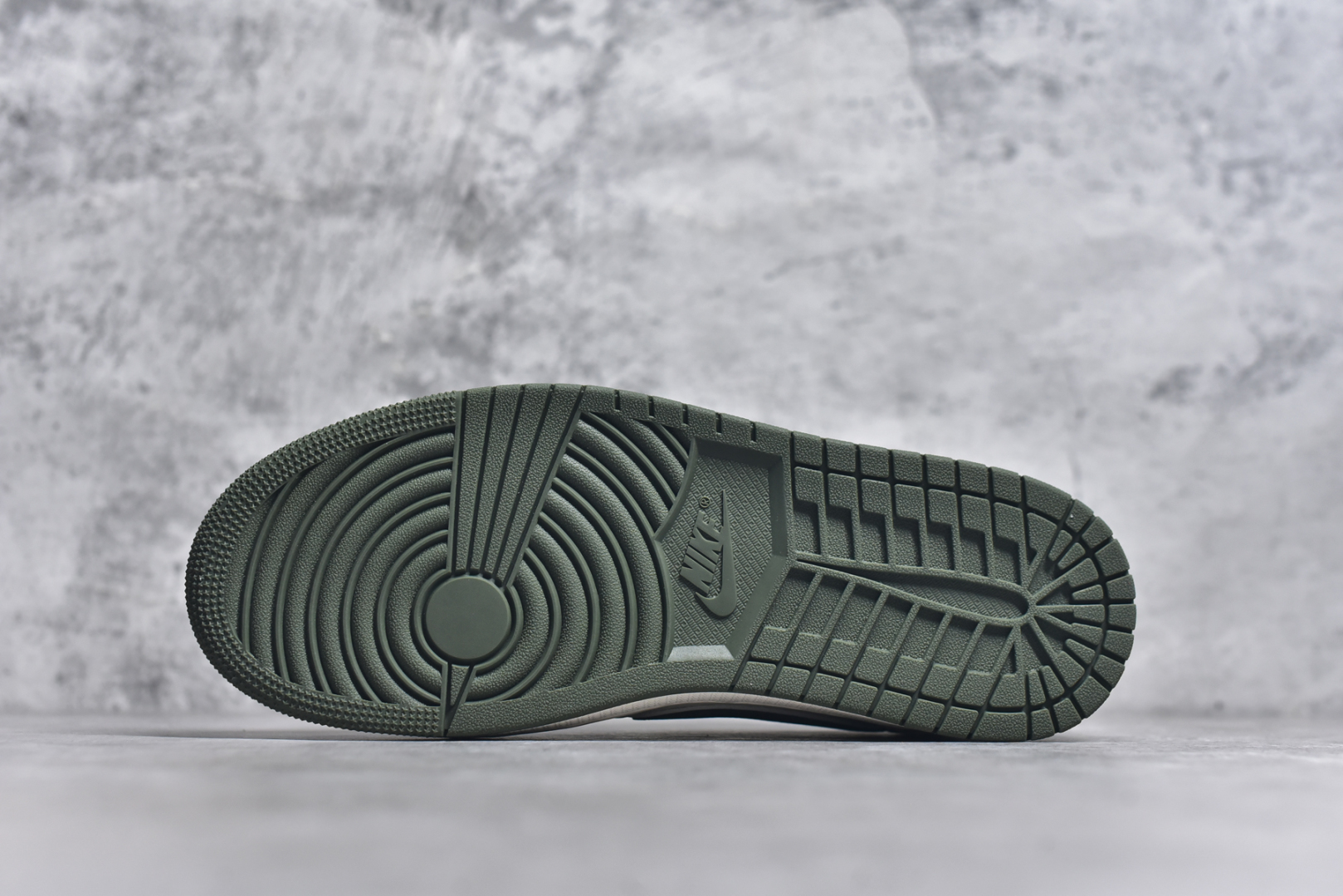 图片[6]-#Travis Scott x Fragment Design x Air Jordan 1 Low OG SP AJ1 联名款 低帮文化休闲板鞋 DH0223-333 #多方联名合作融合了Travis Scott 独特的音乐风格，藤原浩个性的设计风格以及Jordan品牌的经典元素 使其成为一双具有独特身份和价值的鞋子 清新而立体的外观加上联名标识更突出了其独特身份 这种配色方案显示出活力和时尚感 在视觉上引人注目 鞋身的质感和细腻的细节处理使其显得高端而格调十足 这款“倒钩”联名是设计与创意完美结合 融合多方的个性风格是一款备受瞩目的潮流鞋款 尺码：36 36.5 37.5 38 38.5 39 40 40.5 41 42 42.5 43 44 44.5 45 9.E5-选品中心