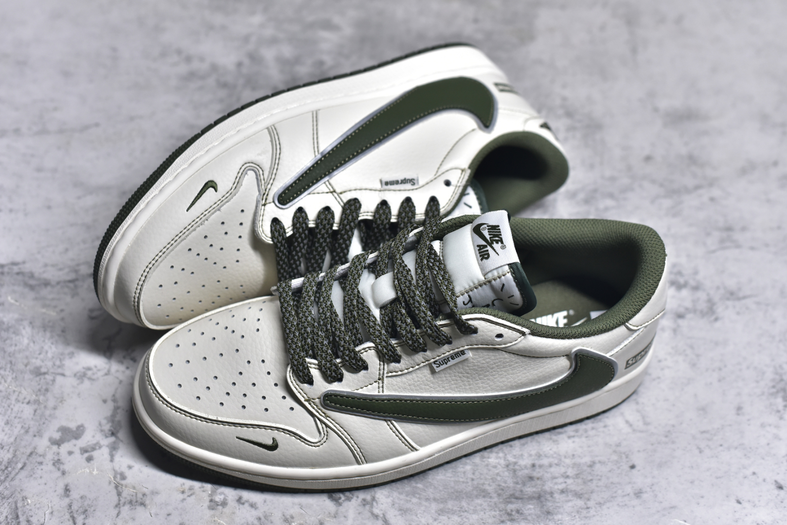 图片[7]-#Travis Scott x Fragment Design x Air Jordan 1 Low OG SP AJ1 联名款 低帮文化休闲板鞋 DH0223-333 #多方联名合作融合了Travis Scott 独特的音乐风格，藤原浩个性的设计风格以及Jordan品牌的经典元素 使其成为一双具有独特身份和价值的鞋子 清新而立体的外观加上联名标识更突出了其独特身份 这种配色方案显示出活力和时尚感 在视觉上引人注目 鞋身的质感和细腻的细节处理使其显得高端而格调十足 这款“倒钩”联名是设计与创意完美结合 融合多方的个性风格是一款备受瞩目的潮流鞋款 尺码：36 36.5 37.5 38 38.5 39 40 40.5 41 42 42.5 43 44 44.5 45 9.E5-选品中心
