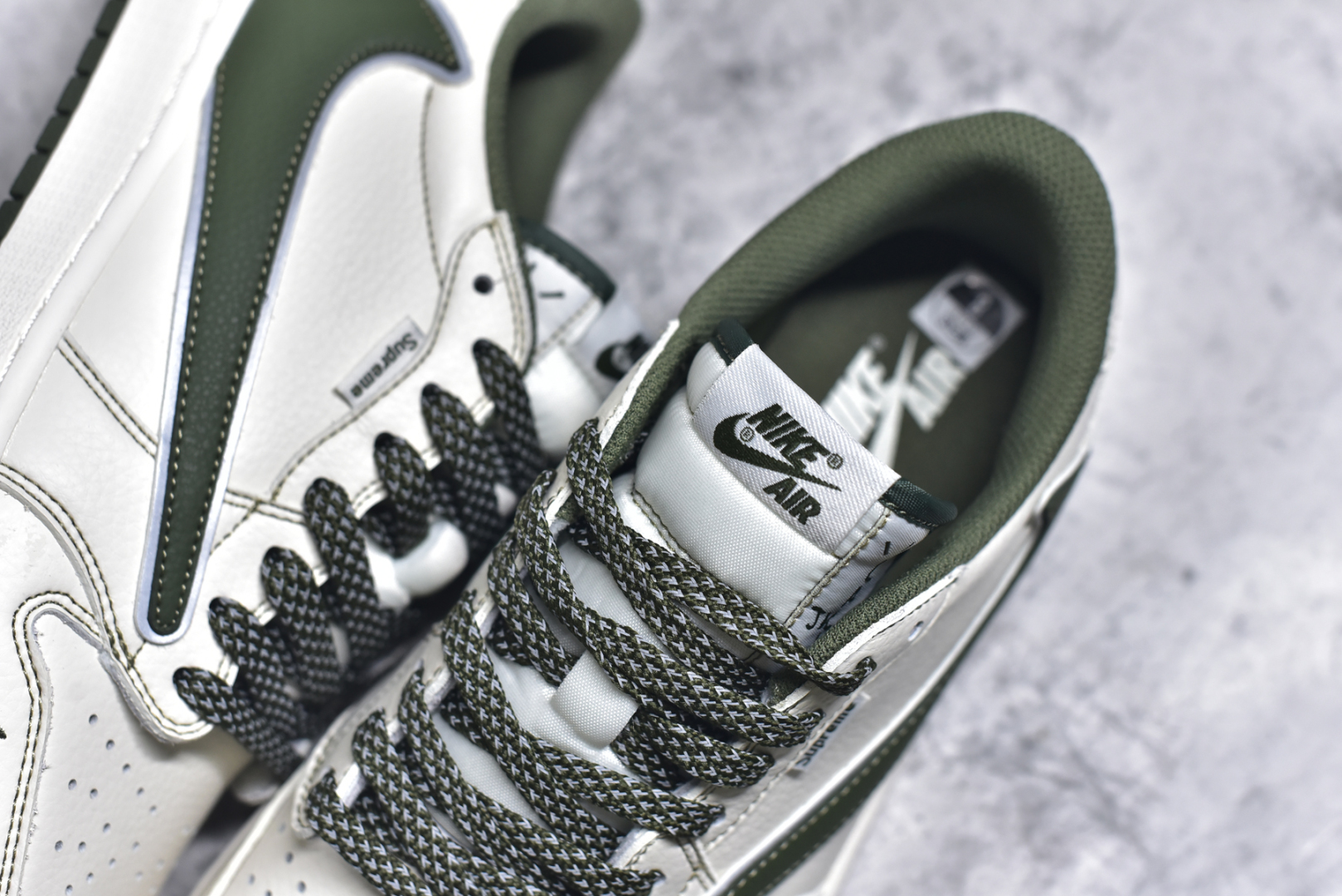 图片[9]-#Travis Scott x Fragment Design x Air Jordan 1 Low OG SP AJ1 联名款 低帮文化休闲板鞋 DH0223-333 #多方联名合作融合了Travis Scott 独特的音乐风格，藤原浩个性的设计风格以及Jordan品牌的经典元素 使其成为一双具有独特身份和价值的鞋子 清新而立体的外观加上联名标识更突出了其独特身份 这种配色方案显示出活力和时尚感 在视觉上引人注目 鞋身的质感和细腻的细节处理使其显得高端而格调十足 这款“倒钩”联名是设计与创意完美结合 融合多方的个性风格是一款备受瞩目的潮流鞋款 尺码：36 36.5 37.5 38 38.5 39 40 40.5 41 42 42.5 43 44 44.5 45 9.E5-选品中心
