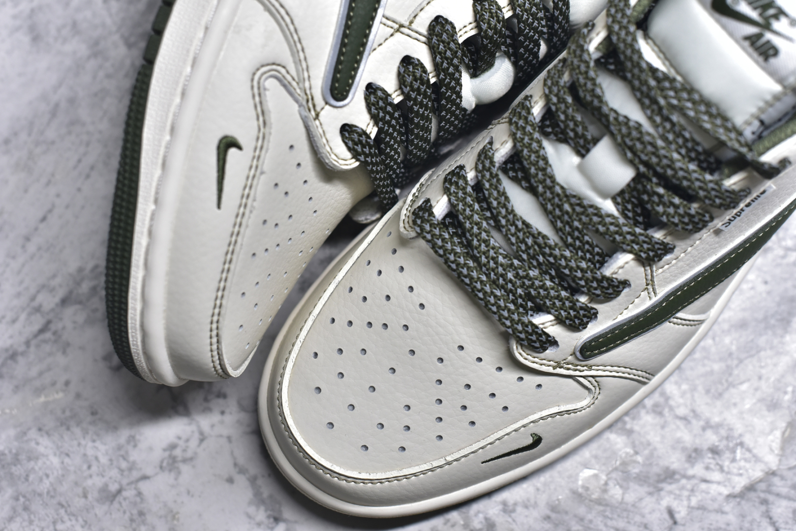 图片[8]-#Travis Scott x Fragment Design x Air Jordan 1 Low OG SP AJ1 联名款 低帮文化休闲板鞋 DH0223-333 #多方联名合作融合了Travis Scott 独特的音乐风格，藤原浩个性的设计风格以及Jordan品牌的经典元素 使其成为一双具有独特身份和价值的鞋子 清新而立体的外观加上联名标识更突出了其独特身份 这种配色方案显示出活力和时尚感 在视觉上引人注目 鞋身的质感和细腻的细节处理使其显得高端而格调十足 这款“倒钩”联名是设计与创意完美结合 融合多方的个性风格是一款备受瞩目的潮流鞋款 尺码：36 36.5 37.5 38 38.5 39 40 40.5 41 42 42.5 43 44 44.5 45 9.E5-选品中心