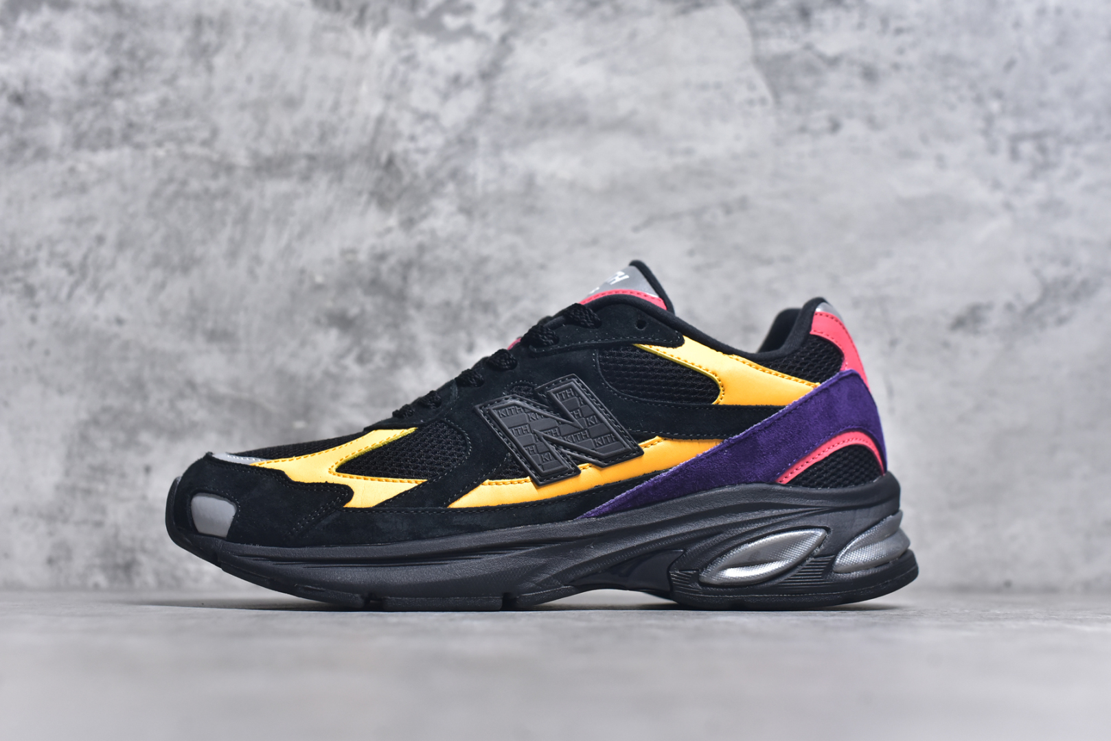 #New Balance M2010系列 新百伦 复古老爹风网布跑步休闲运动鞋 新百伦经典配色 沿袭了面世之初的经典科技 以ENCAP中底配以升级版 N-ERGY缓震物料 鞋面则采用特色的柔软麂皮搭以NewBalance经典的尼龙网布 低调中还原跑鞋本真 更年轻化的设计理念与材质 让新世代青年得以用全新视角体验经典鞋款的传奇魅力 货号：M2010ND 尺码：36-46.5-选品中心