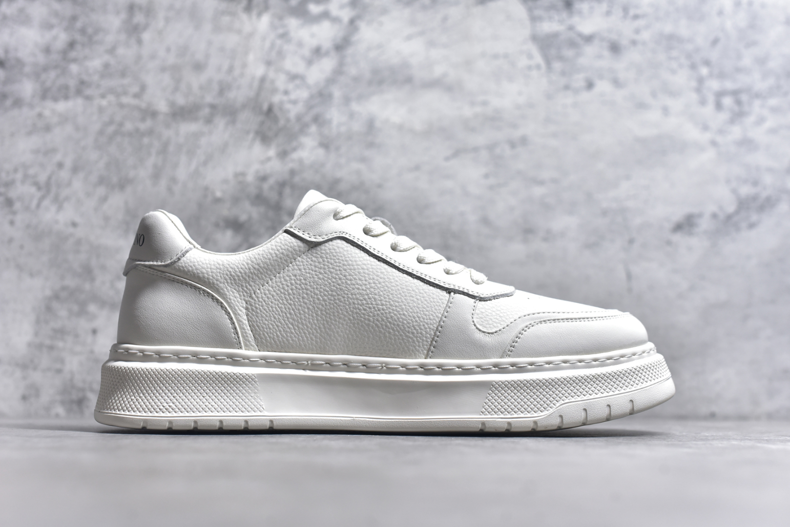 图片[3]-#Valentino 华伦天奴 Rockstud untitled 厚底休闲铆钉小白鞋 明星同款 软羊皮低帮运动板鞋 经典百搭款绗缝格纹打造瞩目朋克风格 考究皮质构塑和简洁轮廓 流畅的线条奠定酷感基调 装饰质感橡胶效果 侧面铆钉装饰 穿出了不一样的随性和时髦 阿那亚大秀可谓是刷爆了时尚圈 鞋面全油边 面料：定制牛皮+独家开模橡胶发泡大底 轻便防滑耐磨 脚感舒适 款式耐看做工精细 全套包装 尺码：39 40 41 42 43 44（比运动鞋偏大一码）-选品中心