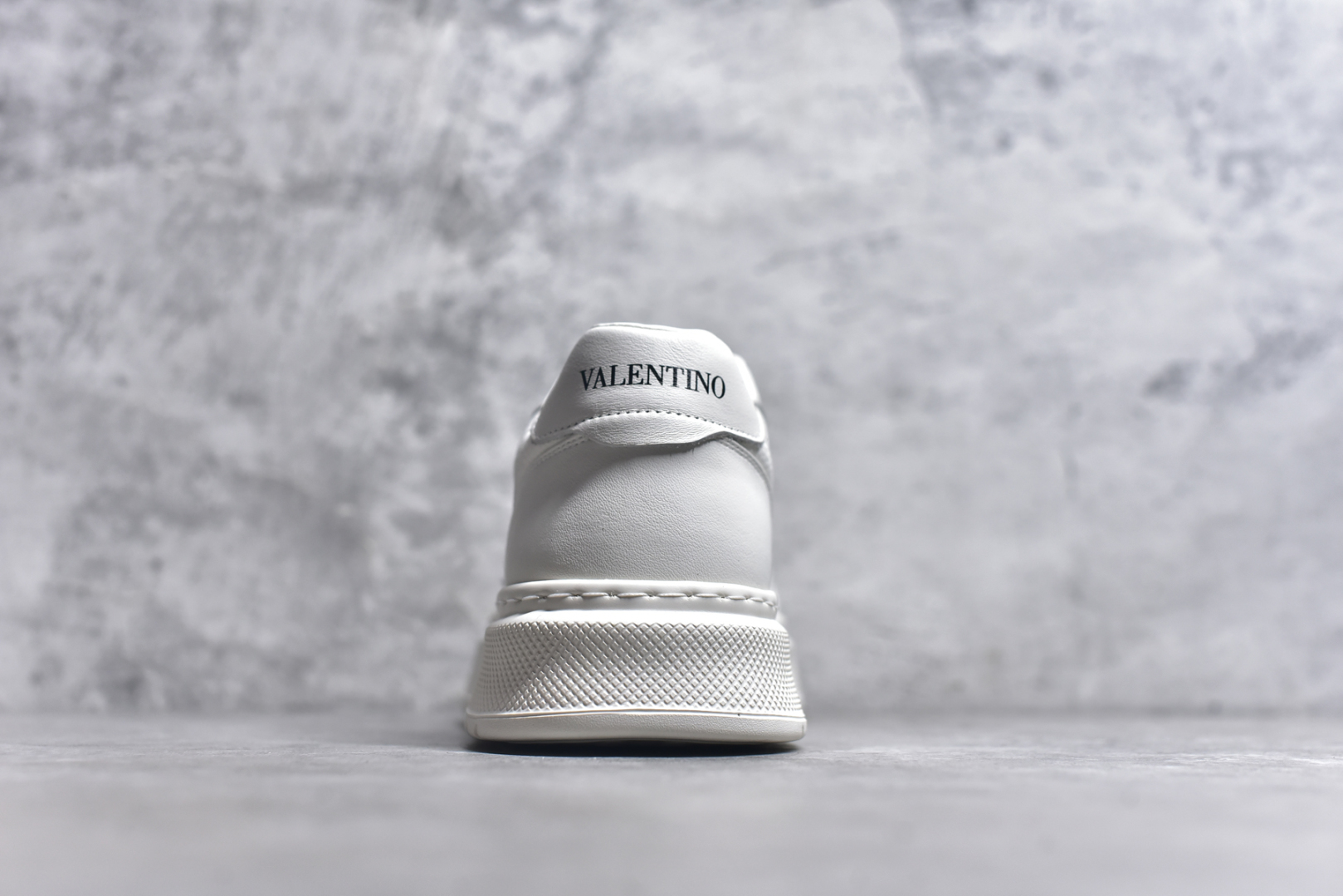 图片[5]-#Valentino 华伦天奴 Rockstud untitled 厚底休闲铆钉小白鞋 明星同款 软羊皮低帮运动板鞋 经典百搭款绗缝格纹打造瞩目朋克风格 考究皮质构塑和简洁轮廓 流畅的线条奠定酷感基调 装饰质感橡胶效果 侧面铆钉装饰 穿出了不一样的随性和时髦 阿那亚大秀可谓是刷爆了时尚圈 鞋面全油边 面料：定制牛皮+独家开模橡胶发泡大底 轻便防滑耐磨 脚感舒适 款式耐看做工精细 全套包装 尺码：39 40 41 42 43 44（比运动鞋偏大一码）-选品中心