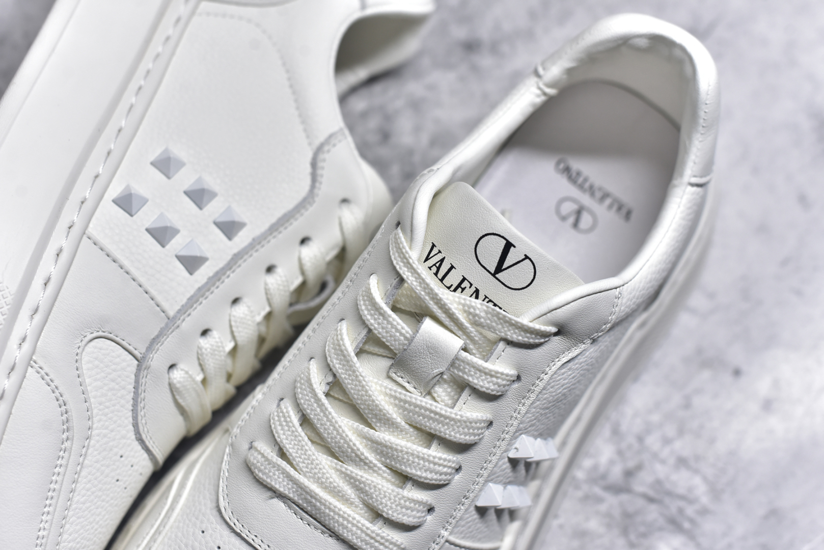 图片[9]-#Valentino 华伦天奴 Rockstud untitled 厚底休闲铆钉小白鞋 明星同款 软羊皮低帮运动板鞋 经典百搭款绗缝格纹打造瞩目朋克风格 考究皮质构塑和简洁轮廓 流畅的线条奠定酷感基调 装饰质感橡胶效果 侧面铆钉装饰 穿出了不一样的随性和时髦 阿那亚大秀可谓是刷爆了时尚圈 鞋面全油边 面料：定制牛皮+独家开模橡胶发泡大底 轻便防滑耐磨 脚感舒适 款式耐看做工精细 全套包装 尺码：39 40 41 42 43 44（比运动鞋偏大一码）-选品中心