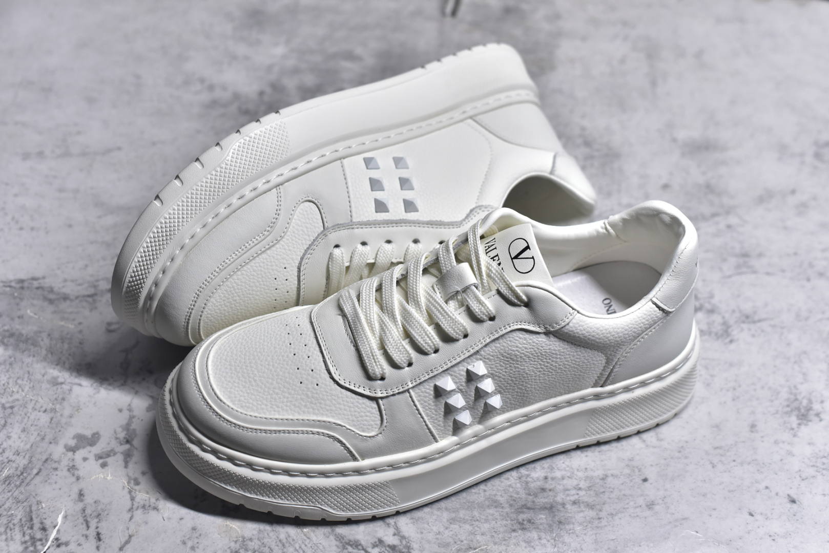 图片[7]-#Valentino 华伦天奴 Rockstud untitled 厚底休闲铆钉小白鞋 明星同款 软羊皮低帮运动板鞋 经典百搭款绗缝格纹打造瞩目朋克风格 考究皮质构塑和简洁轮廓 流畅的线条奠定酷感基调 装饰质感橡胶效果 侧面铆钉装饰 穿出了不一样的随性和时髦 阿那亚大秀可谓是刷爆了时尚圈 鞋面全油边 面料：定制牛皮+独家开模橡胶发泡大底 轻便防滑耐磨 脚感舒适 款式耐看做工精细 全套包装 尺码：39 40 41 42 43 44（比运动鞋偏大一码）-选品中心