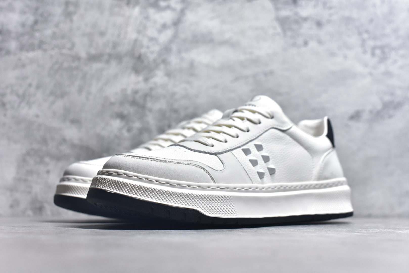 图片[2]-#Valentino 华伦天奴 Rockstud untitled 厚底休闲铆钉小白鞋 明星同款 软羊皮低帮运动板鞋 经典百搭款绗缝格纹打造瞩目朋克风格 考究皮质构塑和简洁轮廓 流畅的线条奠定酷感基调 装饰质感橡胶效果 侧面铆钉装饰 穿出了不一样的随性和时髦 阿那亚大秀可谓是刷爆了时尚圈 鞋面全油边 面料：定制牛皮+独家开模橡胶发泡大底 轻便防滑耐磨 脚感舒适 款式耐看做工精细 全套包装 尺码：39 40 41 42 43 44（比运动鞋偏大一码）-选品中心