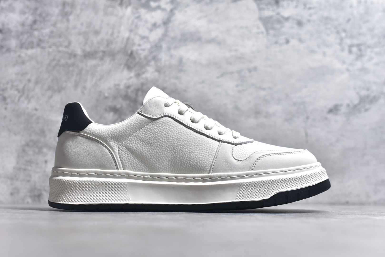 图片[3]-#Valentino 华伦天奴 Rockstud untitled 厚底休闲铆钉小白鞋 明星同款 软羊皮低帮运动板鞋 经典百搭款绗缝格纹打造瞩目朋克风格 考究皮质构塑和简洁轮廓 流畅的线条奠定酷感基调 装饰质感橡胶效果 侧面铆钉装饰 穿出了不一样的随性和时髦 阿那亚大秀可谓是刷爆了时尚圈 鞋面全油边 面料：定制牛皮+独家开模橡胶发泡大底 轻便防滑耐磨 脚感舒适 款式耐看做工精细 全套包装 尺码：39 40 41 42 43 44（比运动鞋偏大一码）-选品中心