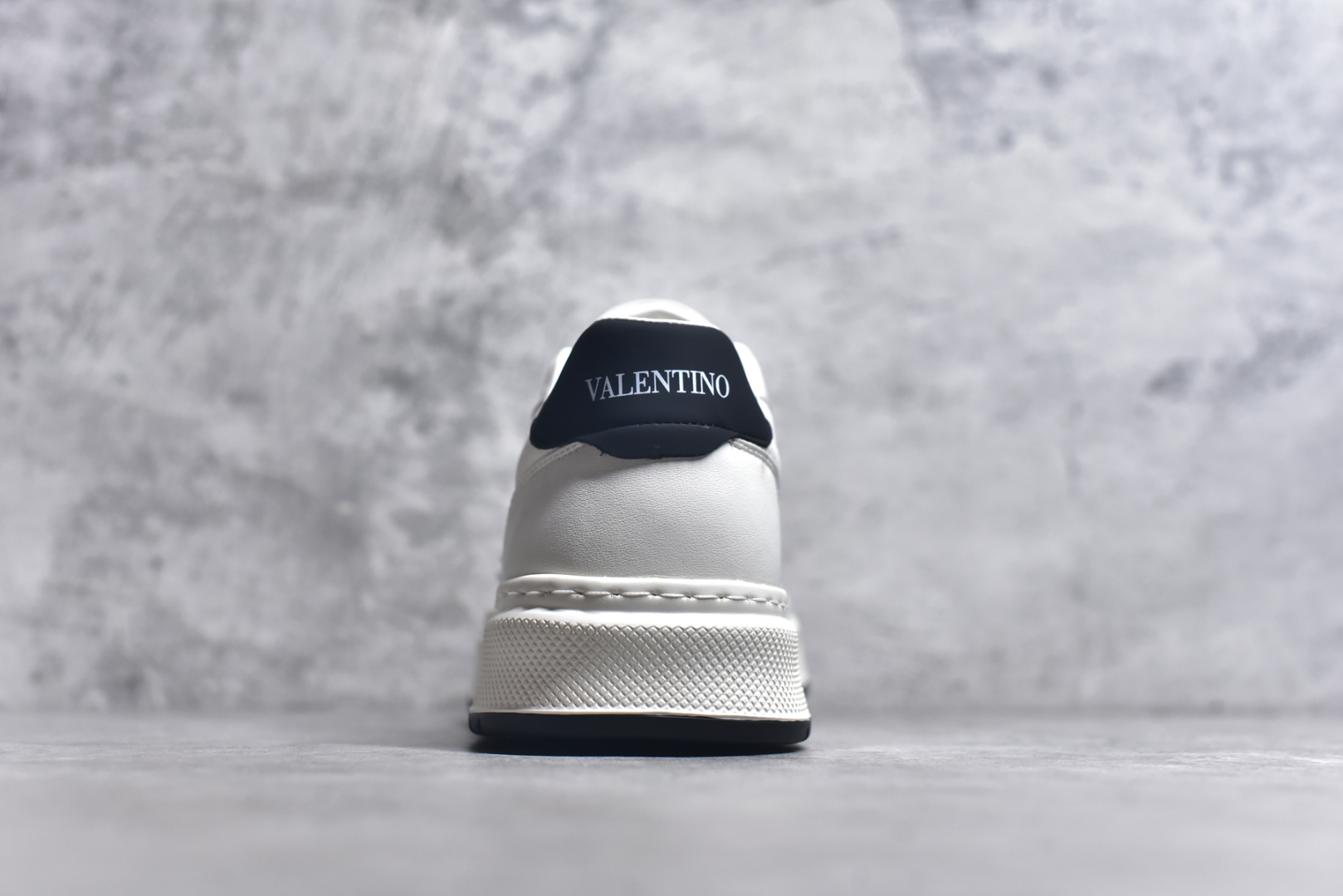 图片[5]-#Valentino 华伦天奴 Rockstud untitled 厚底休闲铆钉小白鞋 明星同款 软羊皮低帮运动板鞋 经典百搭款绗缝格纹打造瞩目朋克风格 考究皮质构塑和简洁轮廓 流畅的线条奠定酷感基调 装饰质感橡胶效果 侧面铆钉装饰 穿出了不一样的随性和时髦 阿那亚大秀可谓是刷爆了时尚圈 鞋面全油边 面料：定制牛皮+独家开模橡胶发泡大底 轻便防滑耐磨 脚感舒适 款式耐看做工精细 全套包装 尺码：39 40 41 42 43 44（比运动鞋偏大一码）-选品中心