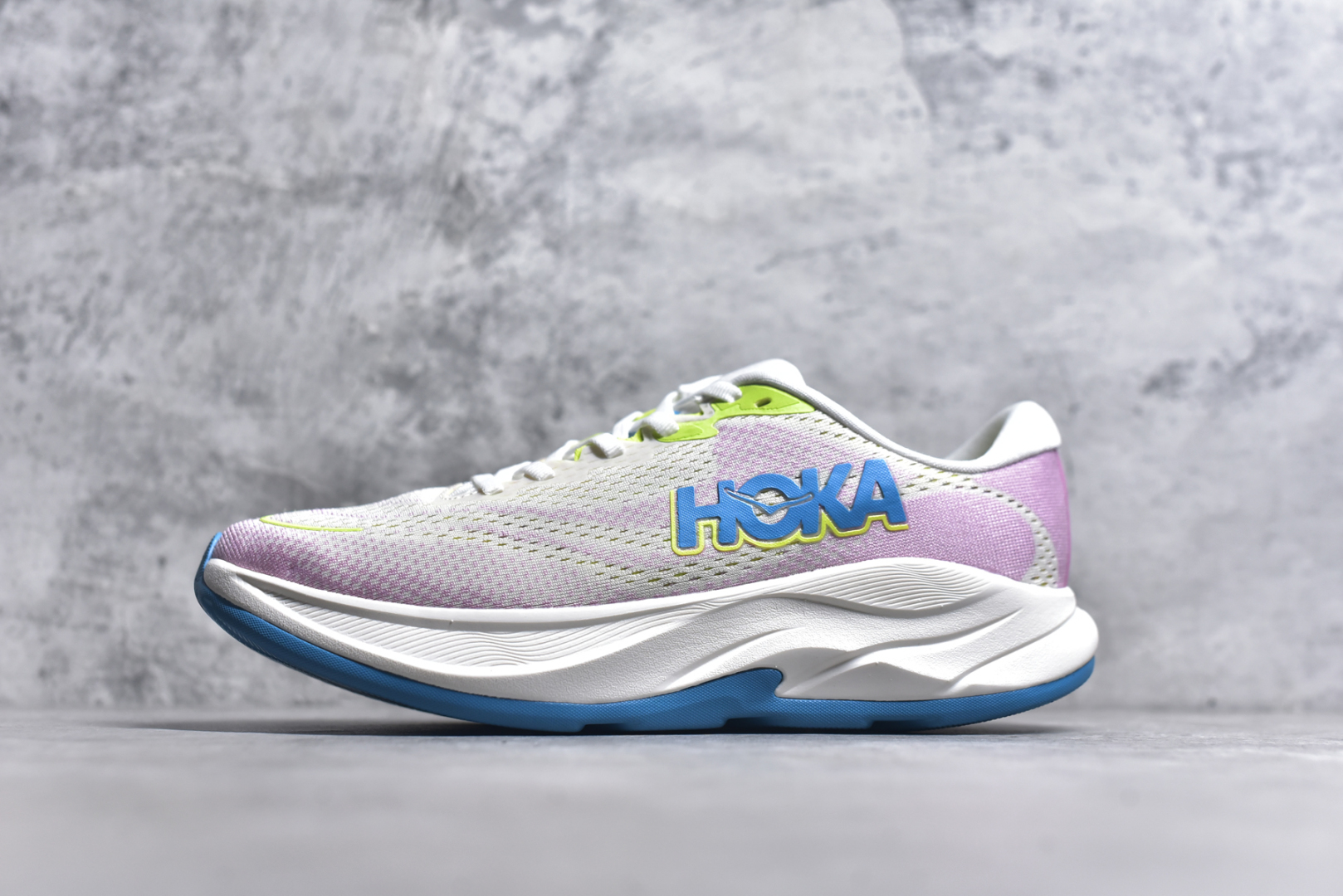 #HOKA ONE ONE RINCON 4 舒适防滑耐磨低帮休闲跑步鞋 Rincon 4 是一款日常训练用的跑步鞋，踩上去的感觉很结实。它适合中短距离跑步，但如果您习惯于稍硬的感觉，也可以用于长距离跑步。但它的速度不够快，不能作为速度训练鞋，也不够柔软，不能作为恢复训练鞋，日常里程跑才是它的优势所在。如果您想尝试 Hoka 跑鞋，又想享受极具竞争力的价格，那就试试这款鞋吧。尺码：36 36.5 37.5 38 38.5 39 40 40.5 41 42 42.5 43 44 44.5 45-选品中心
