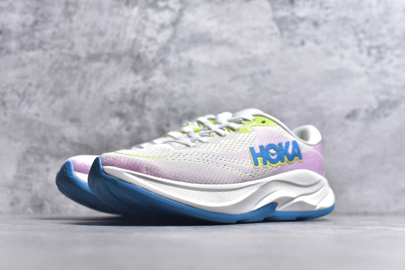 图片[2]-#HOKA ONE ONE RINCON 4 舒适防滑耐磨低帮休闲跑步鞋 Rincon 4 是一款日常训练用的跑步鞋，踩上去的感觉很结实。它适合中短距离跑步，但如果您习惯于稍硬的感觉，也可以用于长距离跑步。但它的速度不够快，不能作为速度训练鞋，也不够柔软，不能作为恢复训练鞋，日常里程跑才是它的优势所在。如果您想尝试 Hoka 跑鞋，又想享受极具竞争力的价格，那就试试这款鞋吧。尺码：36 36.5 37.5 38 38.5 39 40 40.5 41 42 42.5 43 44 44.5 45-选品中心