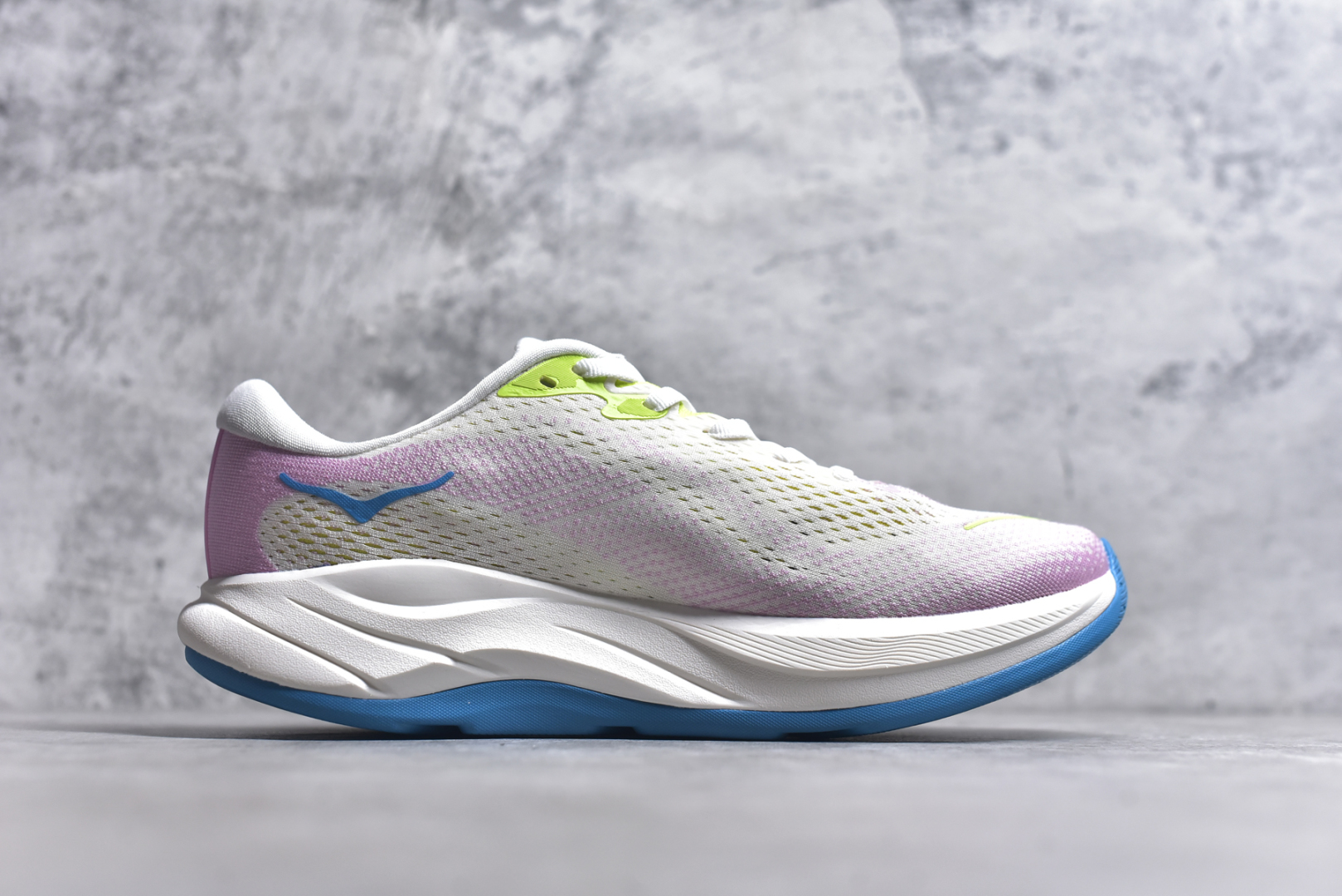 图片[3]-#HOKA ONE ONE RINCON 4 舒适防滑耐磨低帮休闲跑步鞋 Rincon 4 是一款日常训练用的跑步鞋，踩上去的感觉很结实。它适合中短距离跑步，但如果您习惯于稍硬的感觉，也可以用于长距离跑步。但它的速度不够快，不能作为速度训练鞋，也不够柔软，不能作为恢复训练鞋，日常里程跑才是它的优势所在。如果您想尝试 Hoka 跑鞋，又想享受极具竞争力的价格，那就试试这款鞋吧。尺码：36 36.5 37.5 38 38.5 39 40 40.5 41 42 42.5 43 44 44.5 45-选品中心