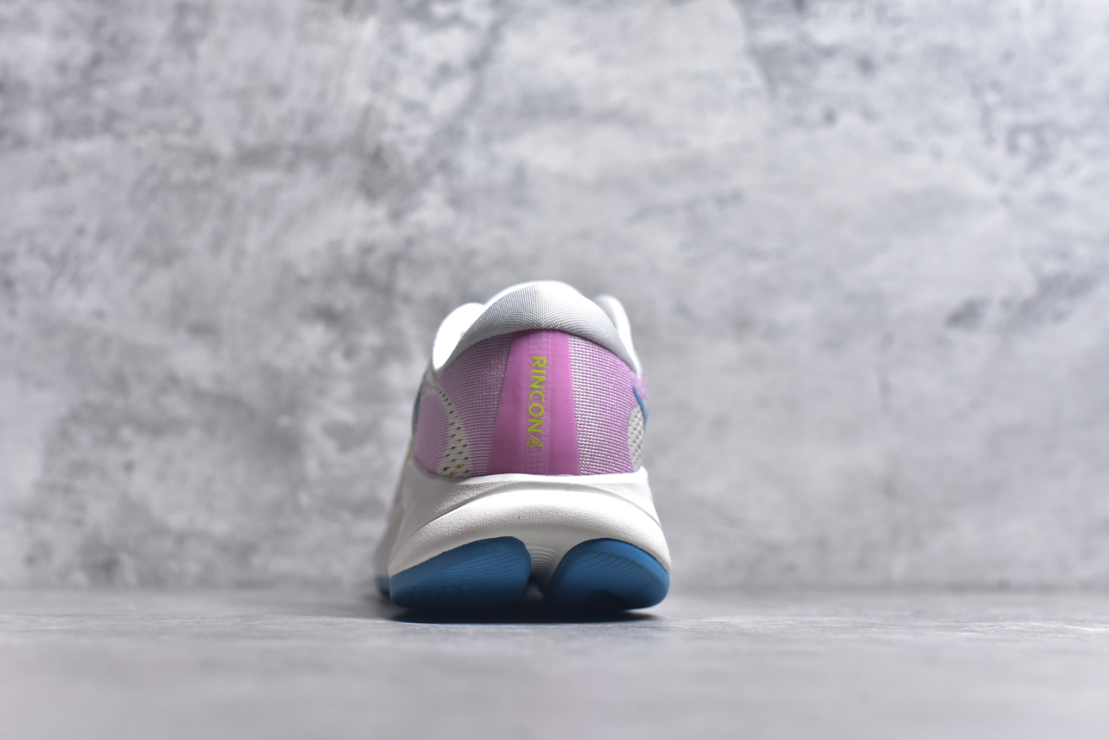 图片[5]-#HOKA ONE ONE RINCON 4 舒适防滑耐磨低帮休闲跑步鞋 Rincon 4 是一款日常训练用的跑步鞋，踩上去的感觉很结实。它适合中短距离跑步，但如果您习惯于稍硬的感觉，也可以用于长距离跑步。但它的速度不够快，不能作为速度训练鞋，也不够柔软，不能作为恢复训练鞋，日常里程跑才是它的优势所在。如果您想尝试 Hoka 跑鞋，又想享受极具竞争力的价格，那就试试这款鞋吧。尺码：36 36.5 37.5 38 38.5 39 40 40.5 41 42 42.5 43 44 44.5 45-选品中心