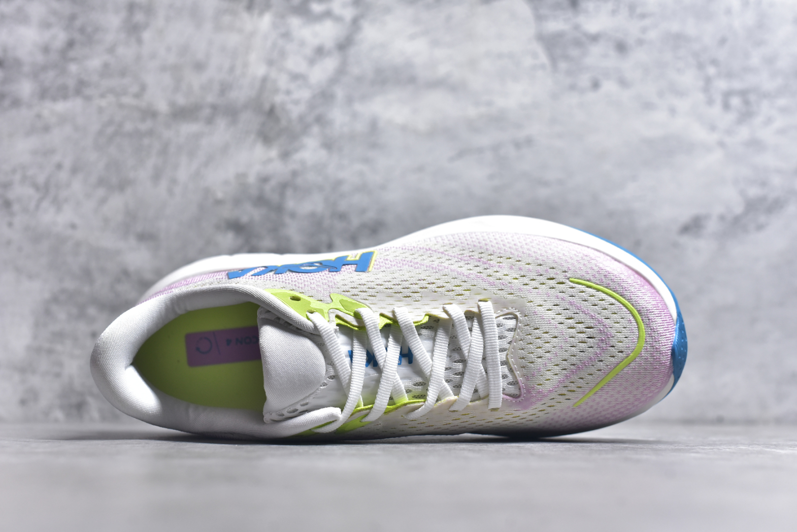 图片[4]-#HOKA ONE ONE RINCON 4 舒适防滑耐磨低帮休闲跑步鞋 Rincon 4 是一款日常训练用的跑步鞋，踩上去的感觉很结实。它适合中短距离跑步，但如果您习惯于稍硬的感觉，也可以用于长距离跑步。但它的速度不够快，不能作为速度训练鞋，也不够柔软，不能作为恢复训练鞋，日常里程跑才是它的优势所在。如果您想尝试 Hoka 跑鞋，又想享受极具竞争力的价格，那就试试这款鞋吧。尺码：36 36.5 37.5 38 38.5 39 40 40.5 41 42 42.5 43 44 44.5 45-选品中心