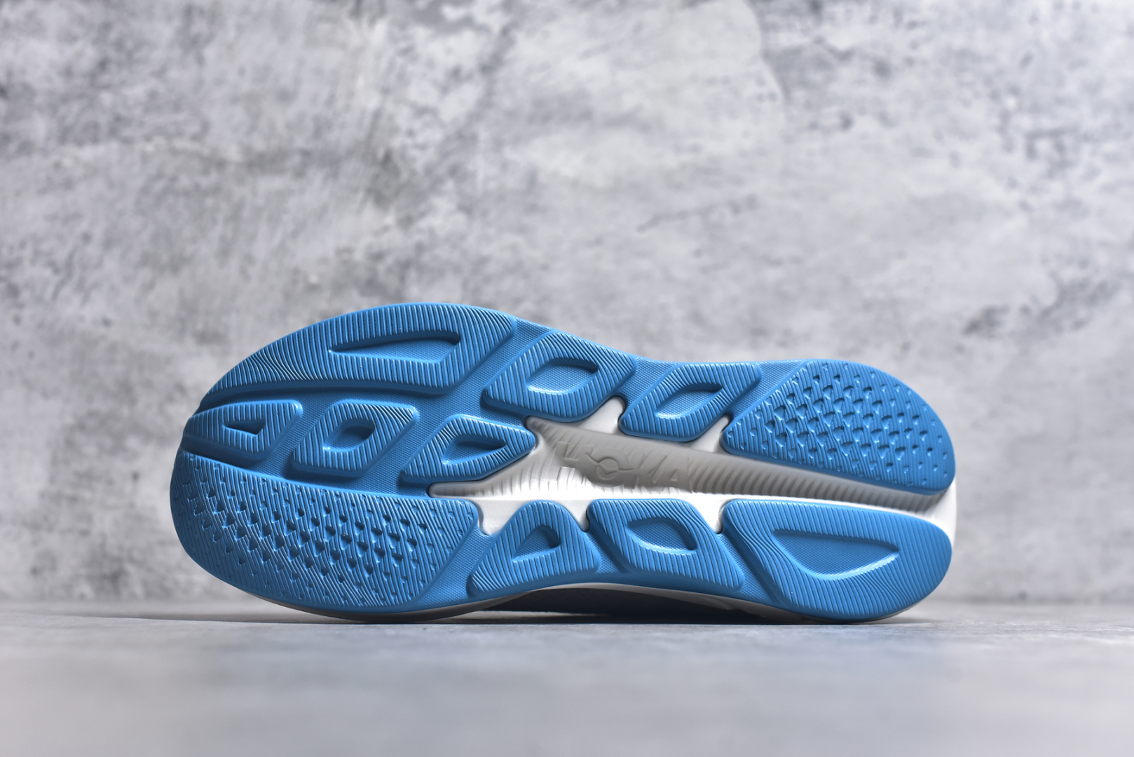 图片[6]-#HOKA ONE ONE RINCON 4 舒适防滑耐磨低帮休闲跑步鞋 Rincon 4 是一款日常训练用的跑步鞋，踩上去的感觉很结实。它适合中短距离跑步，但如果您习惯于稍硬的感觉，也可以用于长距离跑步。但它的速度不够快，不能作为速度训练鞋，也不够柔软，不能作为恢复训练鞋，日常里程跑才是它的优势所在。如果您想尝试 Hoka 跑鞋，又想享受极具竞争力的价格，那就试试这款鞋吧。尺码：36 36.5 37.5 38 38.5 39 40 40.5 41 42 42.5 43 44 44.5 45-选品中心