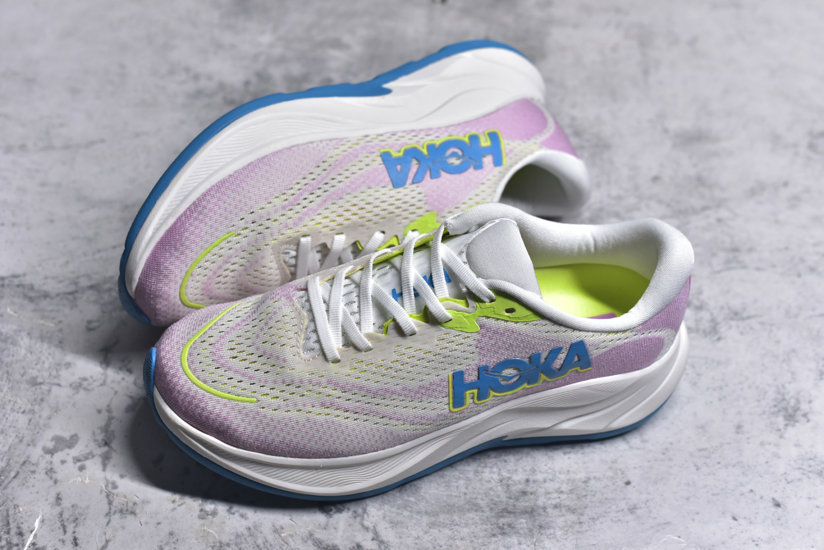 图片[7]-#HOKA ONE ONE RINCON 4 舒适防滑耐磨低帮休闲跑步鞋 Rincon 4 是一款日常训练用的跑步鞋，踩上去的感觉很结实。它适合中短距离跑步，但如果您习惯于稍硬的感觉，也可以用于长距离跑步。但它的速度不够快，不能作为速度训练鞋，也不够柔软，不能作为恢复训练鞋，日常里程跑才是它的优势所在。如果您想尝试 Hoka 跑鞋，又想享受极具竞争力的价格，那就试试这款鞋吧。尺码：36 36.5 37.5 38 38.5 39 40 40.5 41 42 42.5 43 44 44.5 45-选品中心