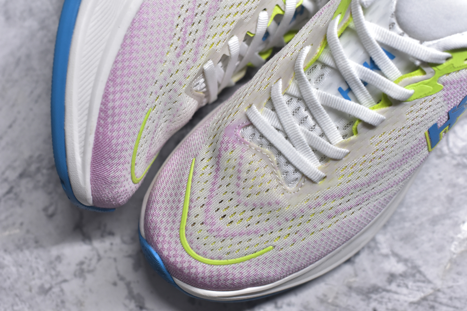 图片[8]-#HOKA ONE ONE RINCON 4 舒适防滑耐磨低帮休闲跑步鞋 Rincon 4 是一款日常训练用的跑步鞋，踩上去的感觉很结实。它适合中短距离跑步，但如果您习惯于稍硬的感觉，也可以用于长距离跑步。但它的速度不够快，不能作为速度训练鞋，也不够柔软，不能作为恢复训练鞋，日常里程跑才是它的优势所在。如果您想尝试 Hoka 跑鞋，又想享受极具竞争力的价格，那就试试这款鞋吧。尺码：36 36.5 37.5 38 38.5 39 40 40.5 41 42 42.5 43 44 44.5 45-选品中心