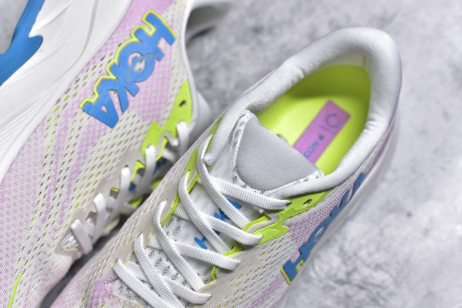 图片[9]-#HOKA ONE ONE RINCON 4 舒适防滑耐磨低帮休闲跑步鞋 Rincon 4 是一款日常训练用的跑步鞋，踩上去的感觉很结实。它适合中短距离跑步，但如果您习惯于稍硬的感觉，也可以用于长距离跑步。但它的速度不够快，不能作为速度训练鞋，也不够柔软，不能作为恢复训练鞋，日常里程跑才是它的优势所在。如果您想尝试 Hoka 跑鞋，又想享受极具竞争力的价格，那就试试这款鞋吧。尺码：36 36.5 37.5 38 38.5 39 40 40.5 41 42 42.5 43 44 44.5 45-选品中心