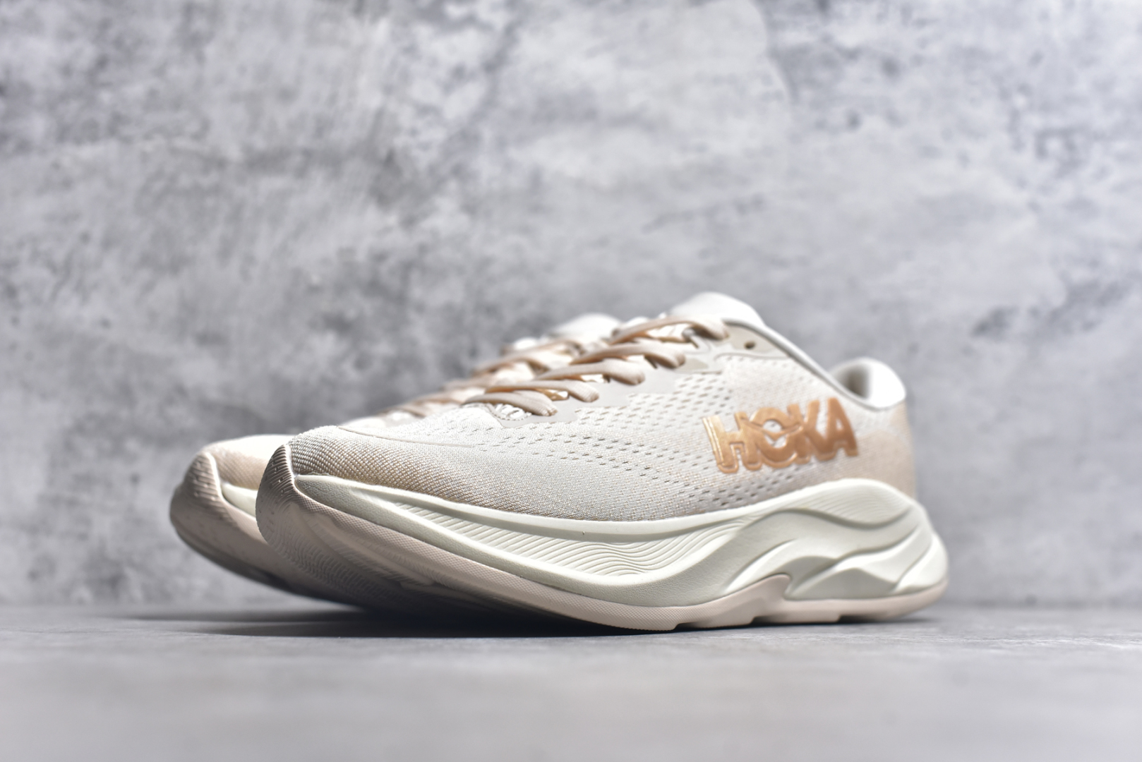 图片[2]-#HOKA ONE ONE RINCON 4 舒适防滑耐磨低帮休闲跑步鞋 Rincon 4 是一款日常训练用的跑步鞋，踩上去的感觉很结实。它适合中短距离跑步，但如果您习惯于稍硬的感觉，也可以用于长距离跑步。但它的速度不够快，不能作为速度训练鞋，也不够柔软，不能作为恢复训练鞋，日常里程跑才是它的优势所在。如果您想尝试 Hoka 跑鞋，又想享受极具竞争力的价格，那就试试这款鞋吧。尺码：36 36.5 37.5 38 38.5 39 40 40.5 41 42 42.5 43 44 44.5 45-选品中心