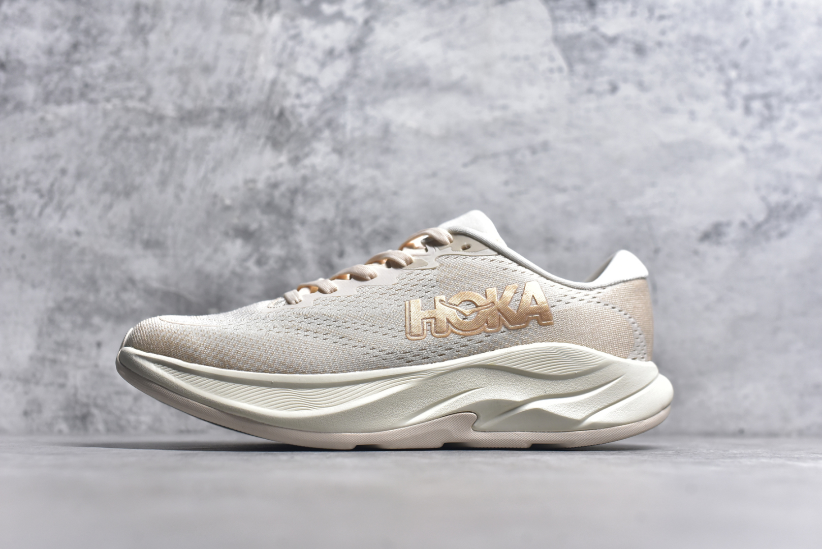 #HOKA ONE ONE RINCON 4 舒适防滑耐磨低帮休闲跑步鞋 Rincon 4 是一款日常训练用的跑步鞋，踩上去的感觉很结实。它适合中短距离跑步，但如果您习惯于稍硬的感觉，也可以用于长距离跑步。但它的速度不够快，不能作为速度训练鞋，也不够柔软，不能作为恢复训练鞋，日常里程跑才是它的优势所在。如果您想尝试 Hoka 跑鞋，又想享受极具竞争力的价格，那就试试这款鞋吧。尺码：36 36.5 37.5 38 38.5 39 40 40.5 41 42 42.5 43 44 44.5 45-选品中心