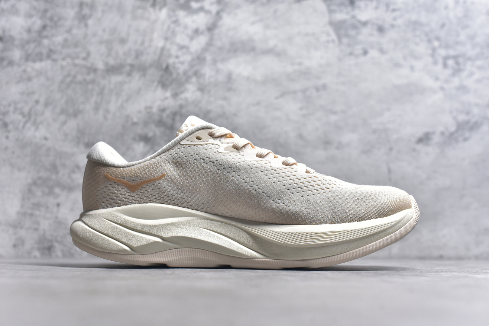 图片[3]-#HOKA ONE ONE RINCON 4 舒适防滑耐磨低帮休闲跑步鞋 Rincon 4 是一款日常训练用的跑步鞋，踩上去的感觉很结实。它适合中短距离跑步，但如果您习惯于稍硬的感觉，也可以用于长距离跑步。但它的速度不够快，不能作为速度训练鞋，也不够柔软，不能作为恢复训练鞋，日常里程跑才是它的优势所在。如果您想尝试 Hoka 跑鞋，又想享受极具竞争力的价格，那就试试这款鞋吧。尺码：36 36.5 37.5 38 38.5 39 40 40.5 41 42 42.5 43 44 44.5 45-选品中心