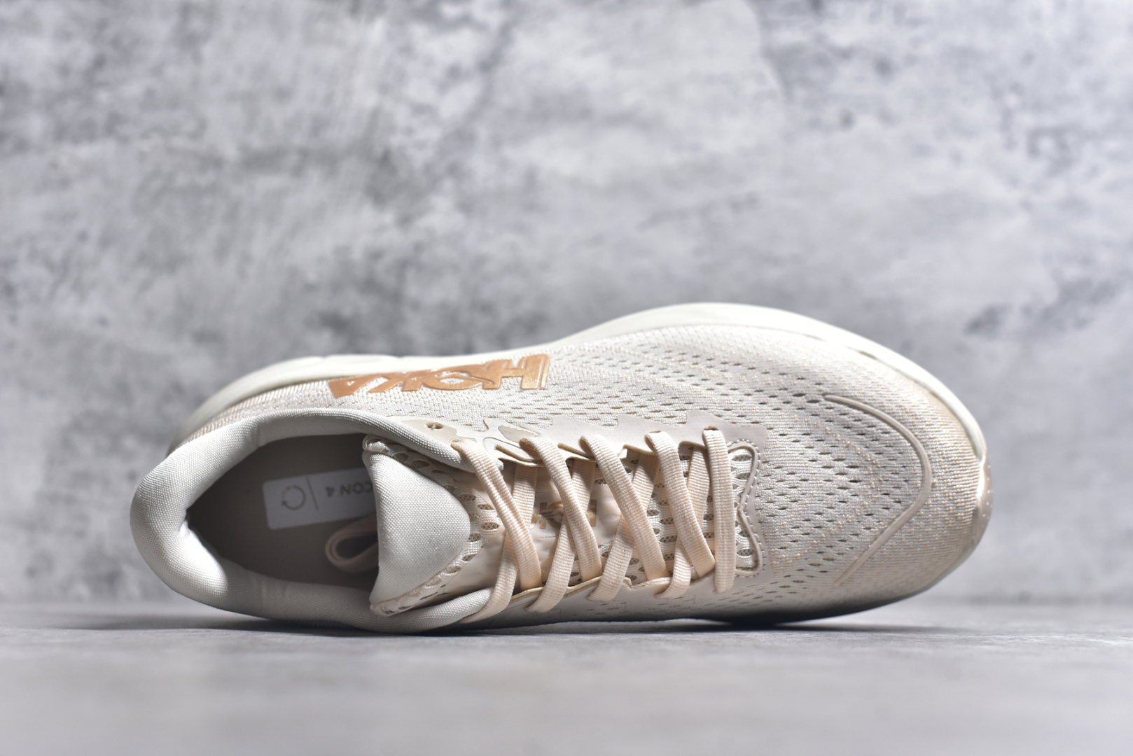图片[4]-#HOKA ONE ONE RINCON 4 舒适防滑耐磨低帮休闲跑步鞋 Rincon 4 是一款日常训练用的跑步鞋，踩上去的感觉很结实。它适合中短距离跑步，但如果您习惯于稍硬的感觉，也可以用于长距离跑步。但它的速度不够快，不能作为速度训练鞋，也不够柔软，不能作为恢复训练鞋，日常里程跑才是它的优势所在。如果您想尝试 Hoka 跑鞋，又想享受极具竞争力的价格，那就试试这款鞋吧。尺码：36 36.5 37.5 38 38.5 39 40 40.5 41 42 42.5 43 44 44.5 45-选品中心
