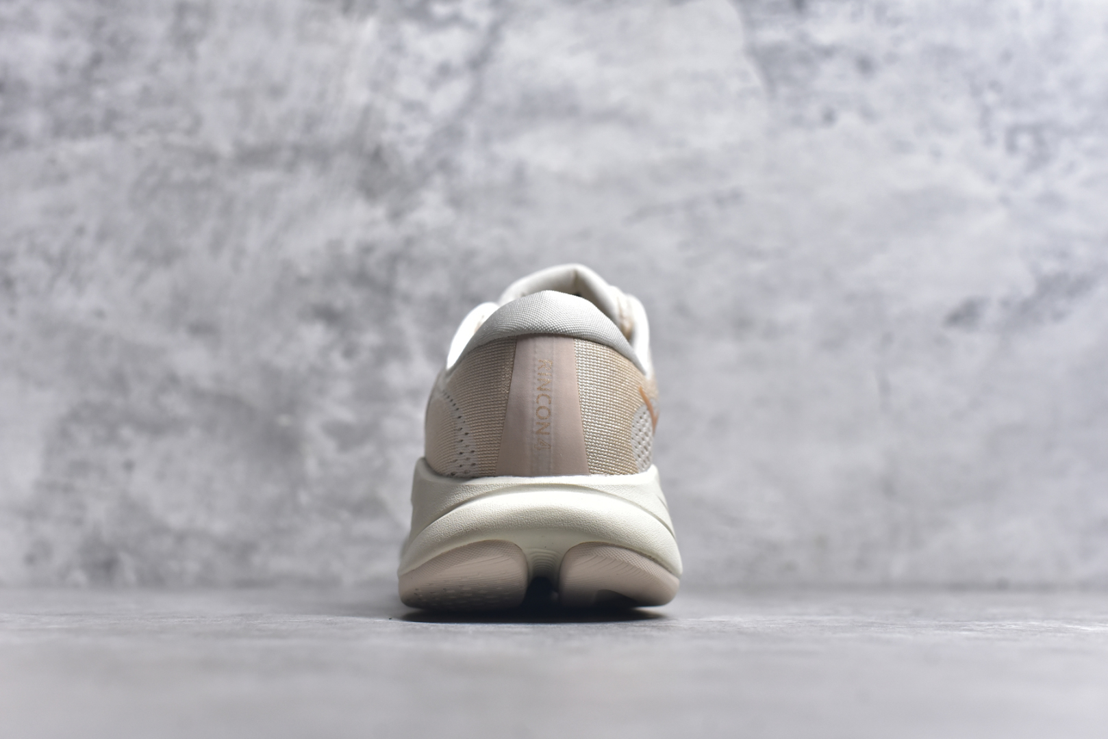 图片[5]-#HOKA ONE ONE RINCON 4 舒适防滑耐磨低帮休闲跑步鞋 Rincon 4 是一款日常训练用的跑步鞋，踩上去的感觉很结实。它适合中短距离跑步，但如果您习惯于稍硬的感觉，也可以用于长距离跑步。但它的速度不够快，不能作为速度训练鞋，也不够柔软，不能作为恢复训练鞋，日常里程跑才是它的优势所在。如果您想尝试 Hoka 跑鞋，又想享受极具竞争力的价格，那就试试这款鞋吧。尺码：36 36.5 37.5 38 38.5 39 40 40.5 41 42 42.5 43 44 44.5 45-选品中心