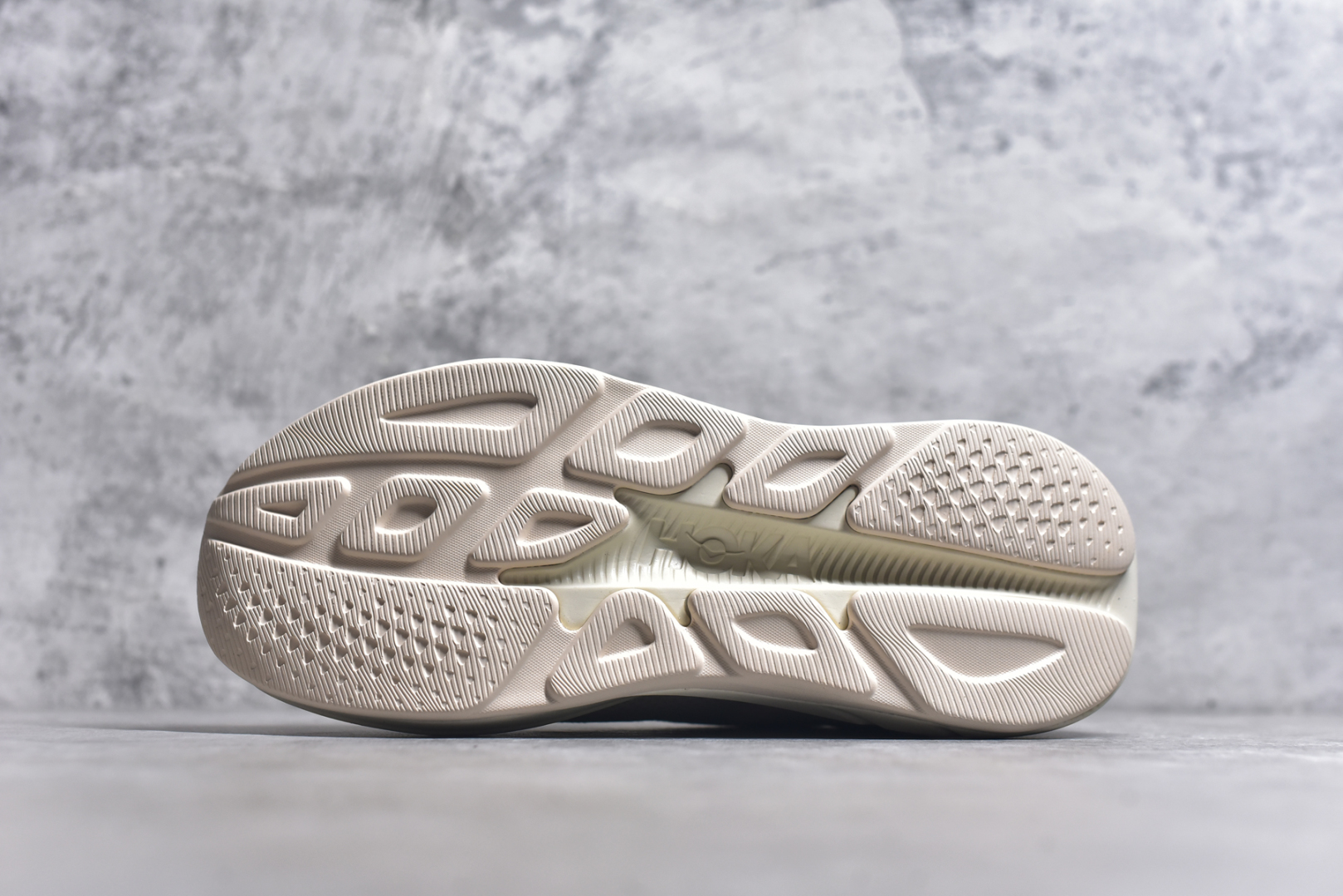 图片[6]-#HOKA ONE ONE RINCON 4 舒适防滑耐磨低帮休闲跑步鞋 Rincon 4 是一款日常训练用的跑步鞋，踩上去的感觉很结实。它适合中短距离跑步，但如果您习惯于稍硬的感觉，也可以用于长距离跑步。但它的速度不够快，不能作为速度训练鞋，也不够柔软，不能作为恢复训练鞋，日常里程跑才是它的优势所在。如果您想尝试 Hoka 跑鞋，又想享受极具竞争力的价格，那就试试这款鞋吧。尺码：36 36.5 37.5 38 38.5 39 40 40.5 41 42 42.5 43 44 44.5 45-选品中心