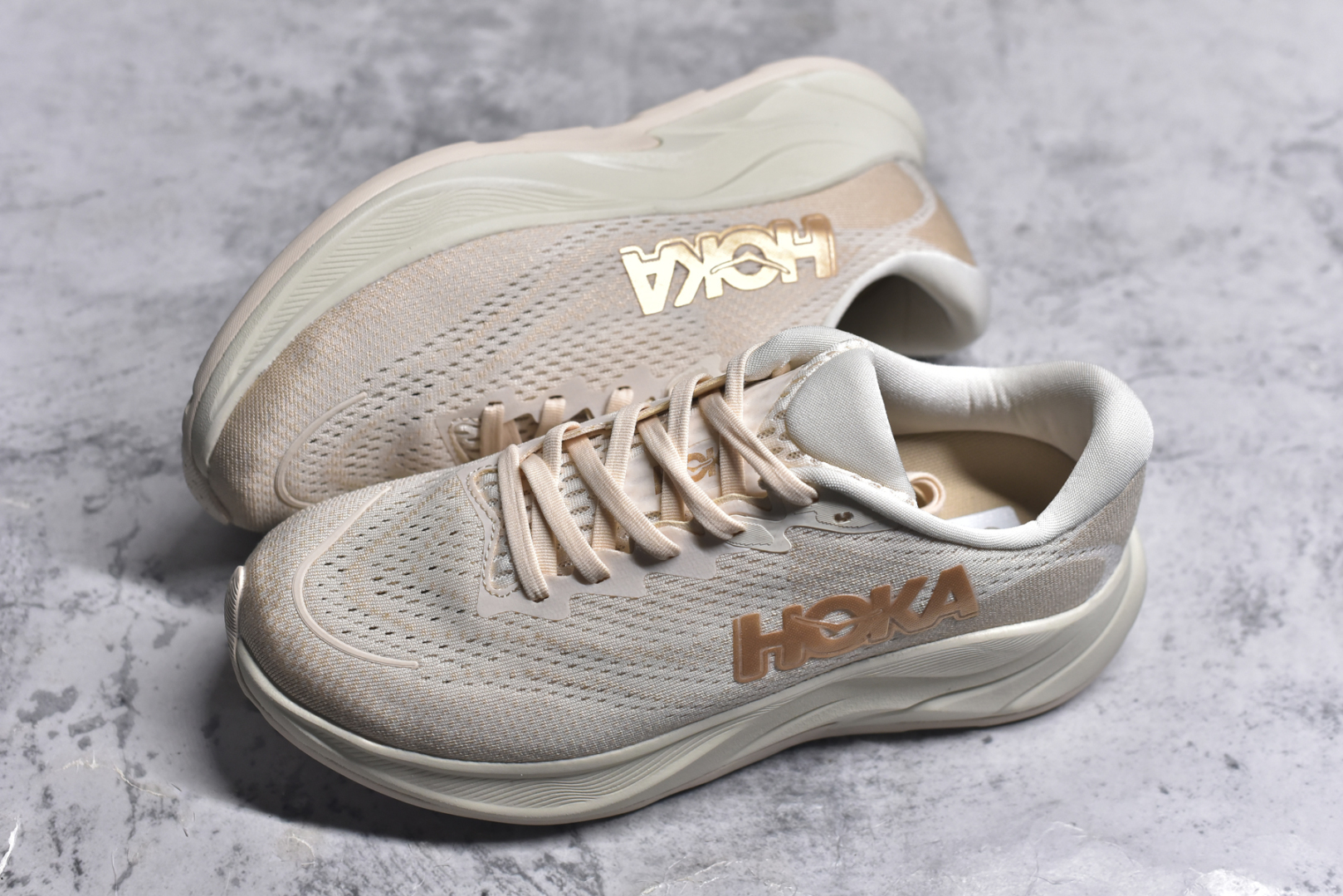图片[7]-#HOKA ONE ONE RINCON 4 舒适防滑耐磨低帮休闲跑步鞋 Rincon 4 是一款日常训练用的跑步鞋，踩上去的感觉很结实。它适合中短距离跑步，但如果您习惯于稍硬的感觉，也可以用于长距离跑步。但它的速度不够快，不能作为速度训练鞋，也不够柔软，不能作为恢复训练鞋，日常里程跑才是它的优势所在。如果您想尝试 Hoka 跑鞋，又想享受极具竞争力的价格，那就试试这款鞋吧。尺码：36 36.5 37.5 38 38.5 39 40 40.5 41 42 42.5 43 44 44.5 45-选品中心