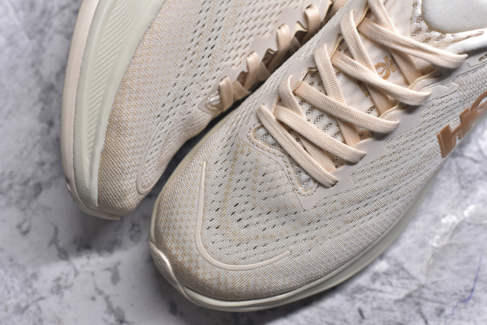 图片[8]-#HOKA ONE ONE RINCON 4 舒适防滑耐磨低帮休闲跑步鞋 Rincon 4 是一款日常训练用的跑步鞋，踩上去的感觉很结实。它适合中短距离跑步，但如果您习惯于稍硬的感觉，也可以用于长距离跑步。但它的速度不够快，不能作为速度训练鞋，也不够柔软，不能作为恢复训练鞋，日常里程跑才是它的优势所在。如果您想尝试 Hoka 跑鞋，又想享受极具竞争力的价格，那就试试这款鞋吧。尺码：36 36.5 37.5 38 38.5 39 40 40.5 41 42 42.5 43 44 44.5 45-选品中心