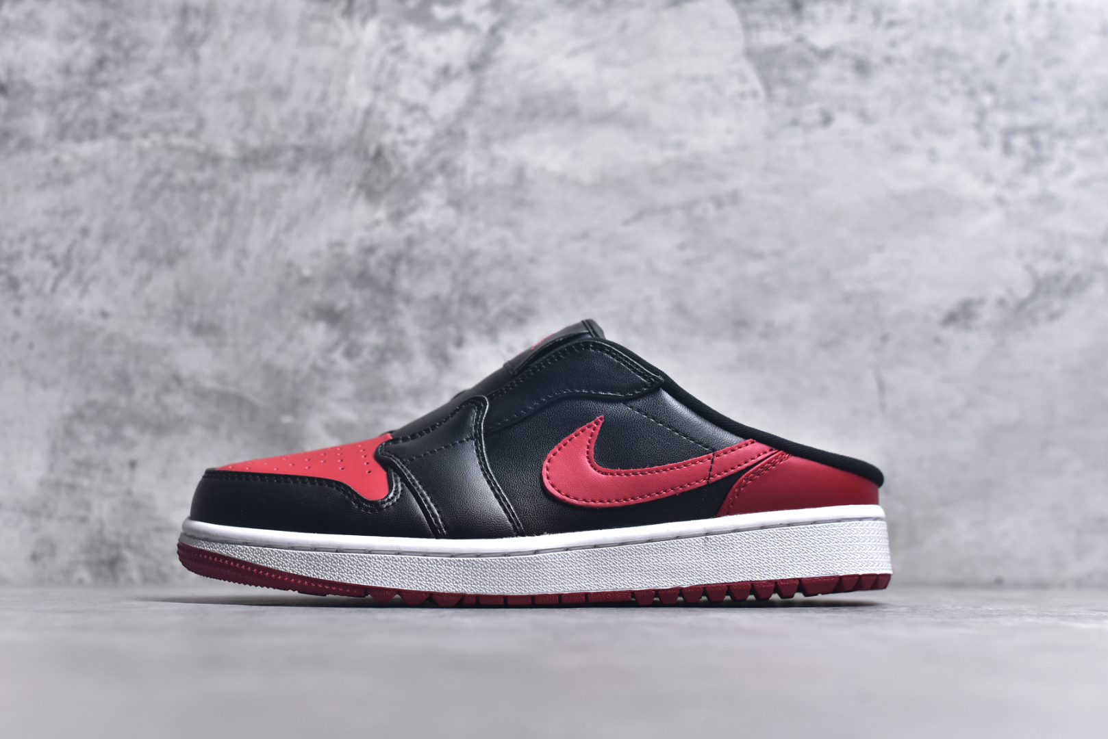 #Air Jordan AJ1 Low 低帮 半拖黑红 FJ1214-001 全新流水线出品 DT版本唯一平替选择 市场第二梯队最强版 全部原鞋开发 原楦原纸板开发 全鞋电脑针车 原厂内置全掌气垫 原盒内在原标 唯一Zp原版鞋带绑法 免检产品 全新2022版型 全头层皮料 完美零毛边处理 原厂配置全掌气垫 价格定位良心 几十个配色陆续出货 实拍调校N版已经零色差零失真 百分百还原实物色彩所见即所得 不存在货不对板色差等低级问题 选购参考实物拍摄 不混卖不参货 只用心做好货严格选品 承诺混一赔十 尺码：36 36.5 37.5 38 38.5 39 40 40.5 41 42 42.5 43 44 44.5-选品中心