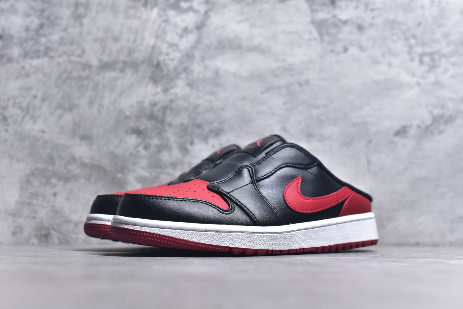 图片[2]-#Air Jordan AJ1 Low 低帮 半拖黑红 FJ1214-001 全新流水线出品 DT版本唯一平替选择 市场第二梯队最强版 全部原鞋开发 原楦原纸板开发 全鞋电脑针车 原厂内置全掌气垫 原盒内在原标 唯一Zp原版鞋带绑法 免检产品 全新2022版型 全头层皮料 完美零毛边处理 原厂配置全掌气垫 价格定位良心 几十个配色陆续出货 实拍调校N版已经零色差零失真 百分百还原实物色彩所见即所得 不存在货不对板色差等低级问题 选购参考实物拍摄 不混卖不参货 只用心做好货严格选品 承诺混一赔十 尺码：36 36.5 37.5 38 38.5 39 40 40.5 41 42 42.5 43 44 44.5-选品中心
