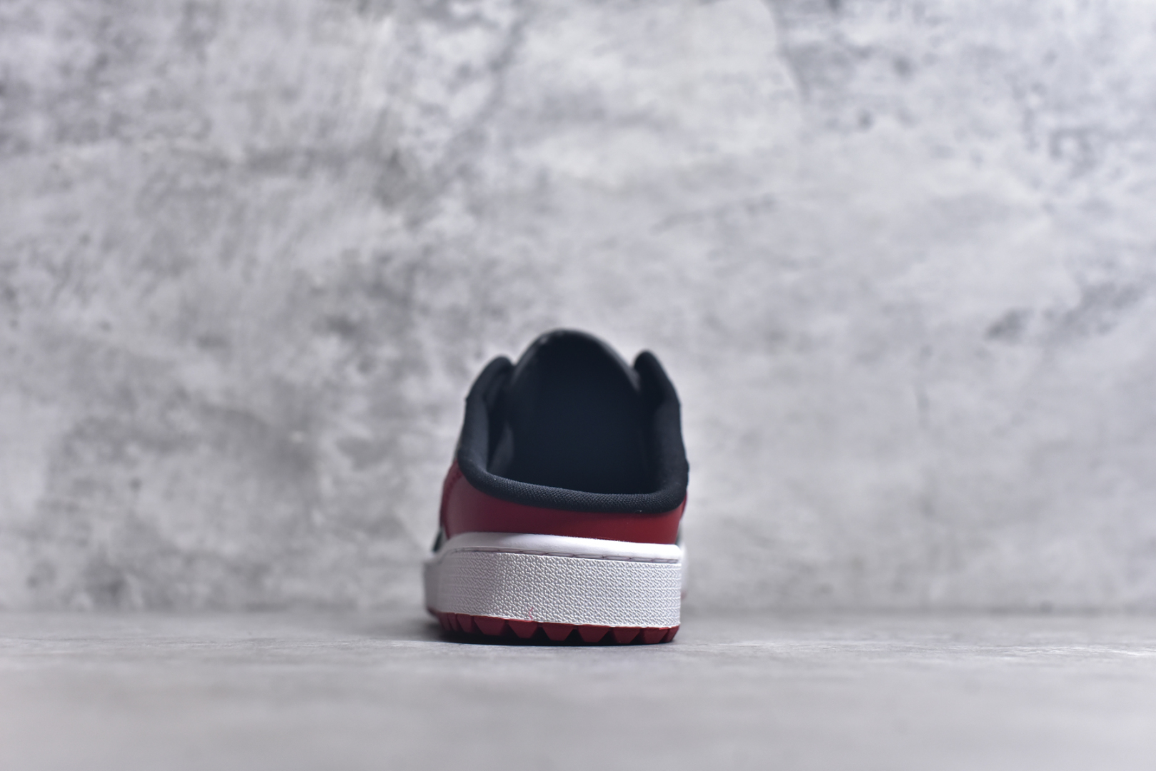 图片[5]-#Air Jordan AJ1 Low 低帮 半拖黑红 FJ1214-001 全新流水线出品 DT版本唯一平替选择 市场第二梯队最强版 全部原鞋开发 原楦原纸板开发 全鞋电脑针车 原厂内置全掌气垫 原盒内在原标 唯一Zp原版鞋带绑法 免检产品 全新2022版型 全头层皮料 完美零毛边处理 原厂配置全掌气垫 价格定位良心 几十个配色陆续出货 实拍调校N版已经零色差零失真 百分百还原实物色彩所见即所得 不存在货不对板色差等低级问题 选购参考实物拍摄 不混卖不参货 只用心做好货严格选品 承诺混一赔十 尺码：36 36.5 37.5 38 38.5 39 40 40.5 41 42 42.5 43 44 44.5-选品中心
